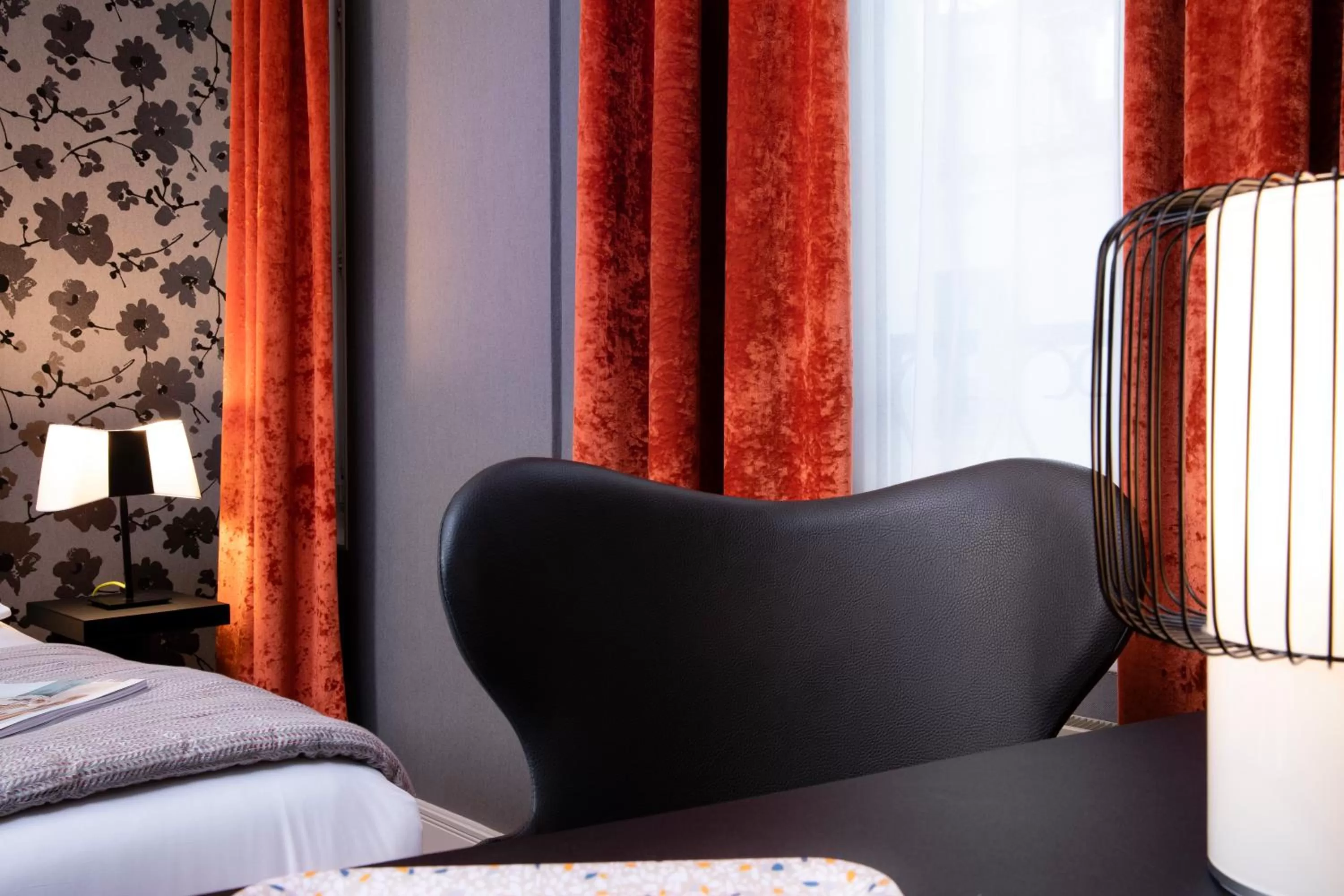 Seating area, Bed in Hôtel Plaza Étoile