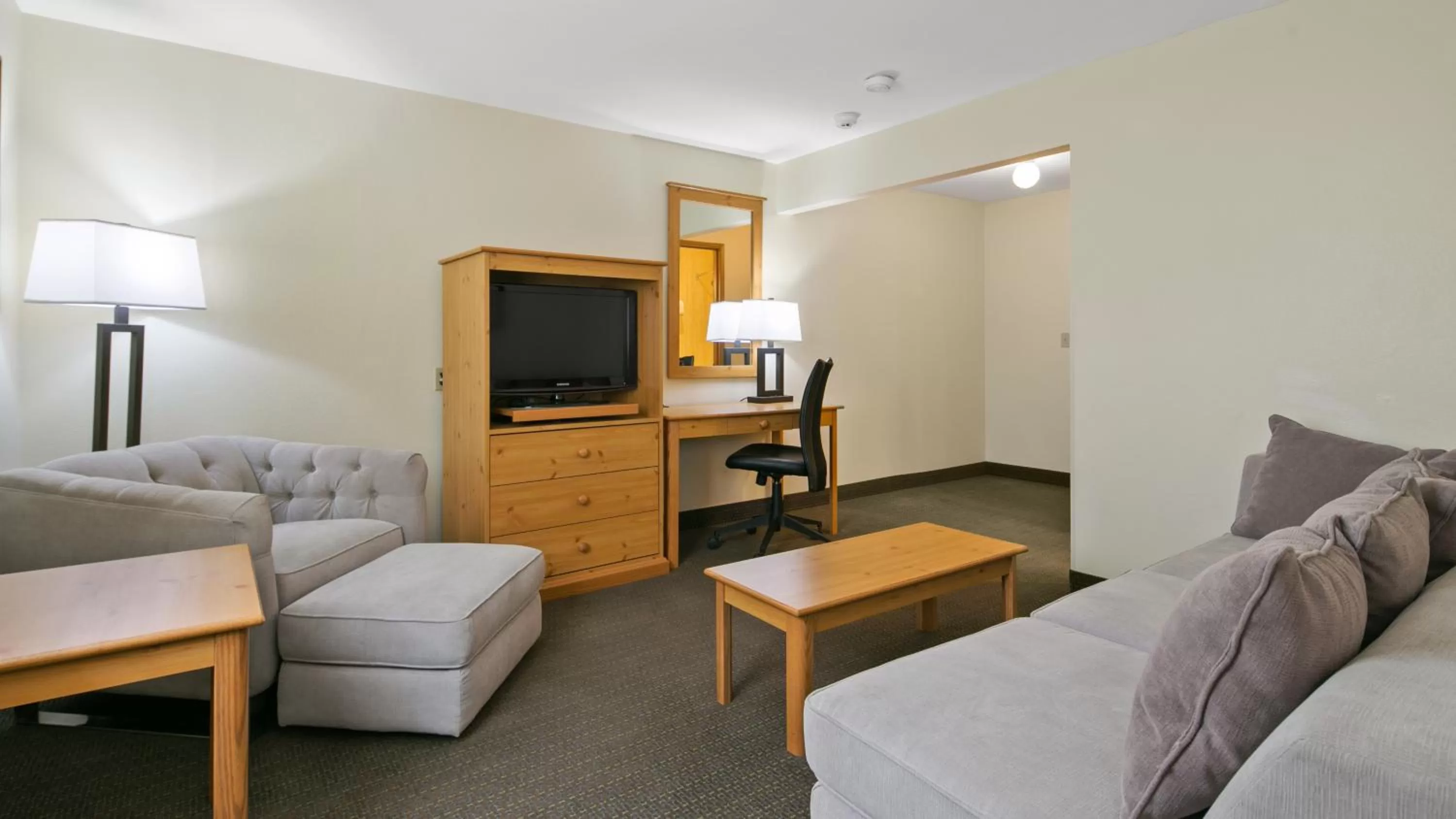 Living room in Best Western Hi-Desert Inn