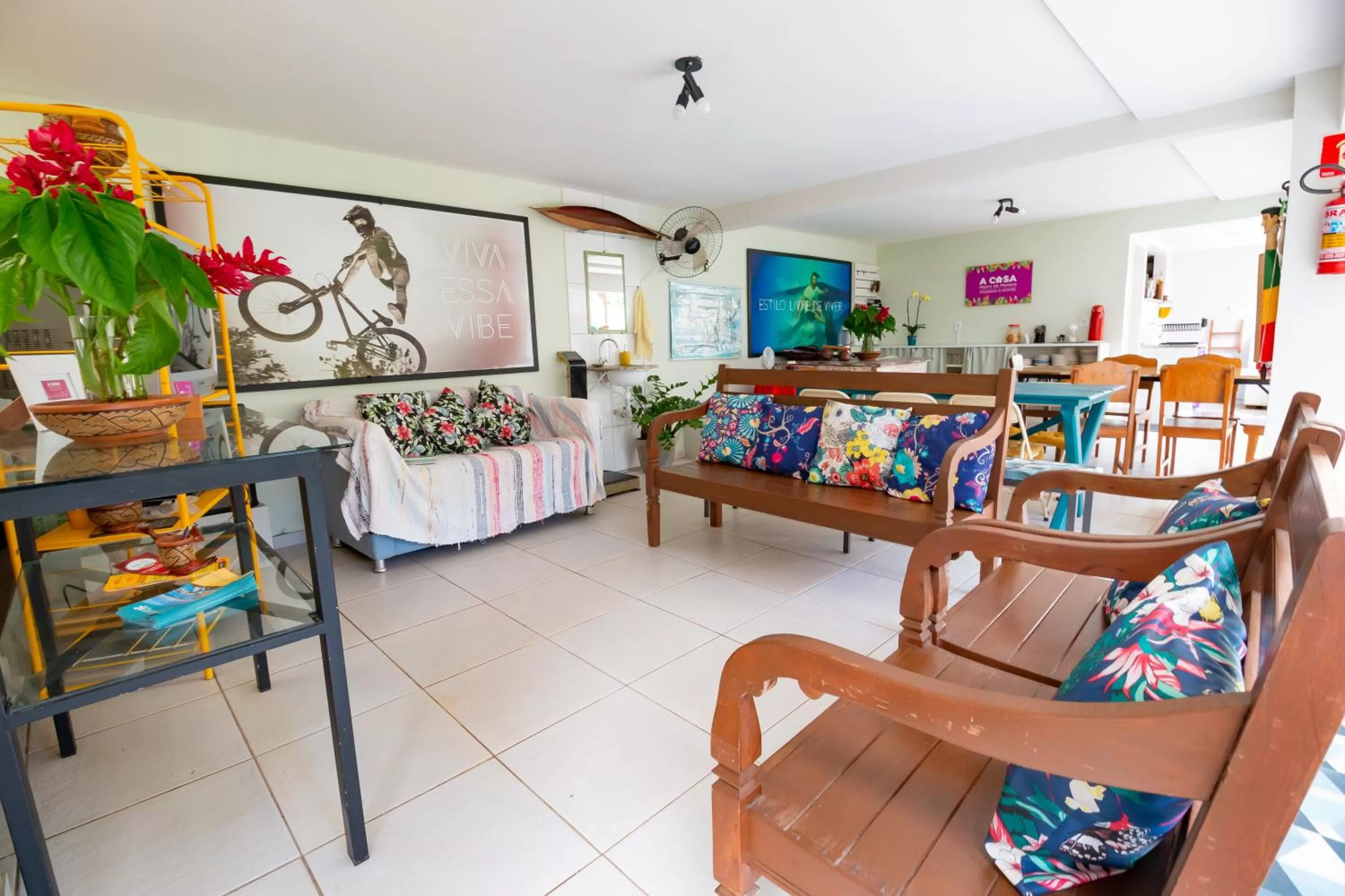 Communal lounge/ TV room in A Casa Morro do Moreno
