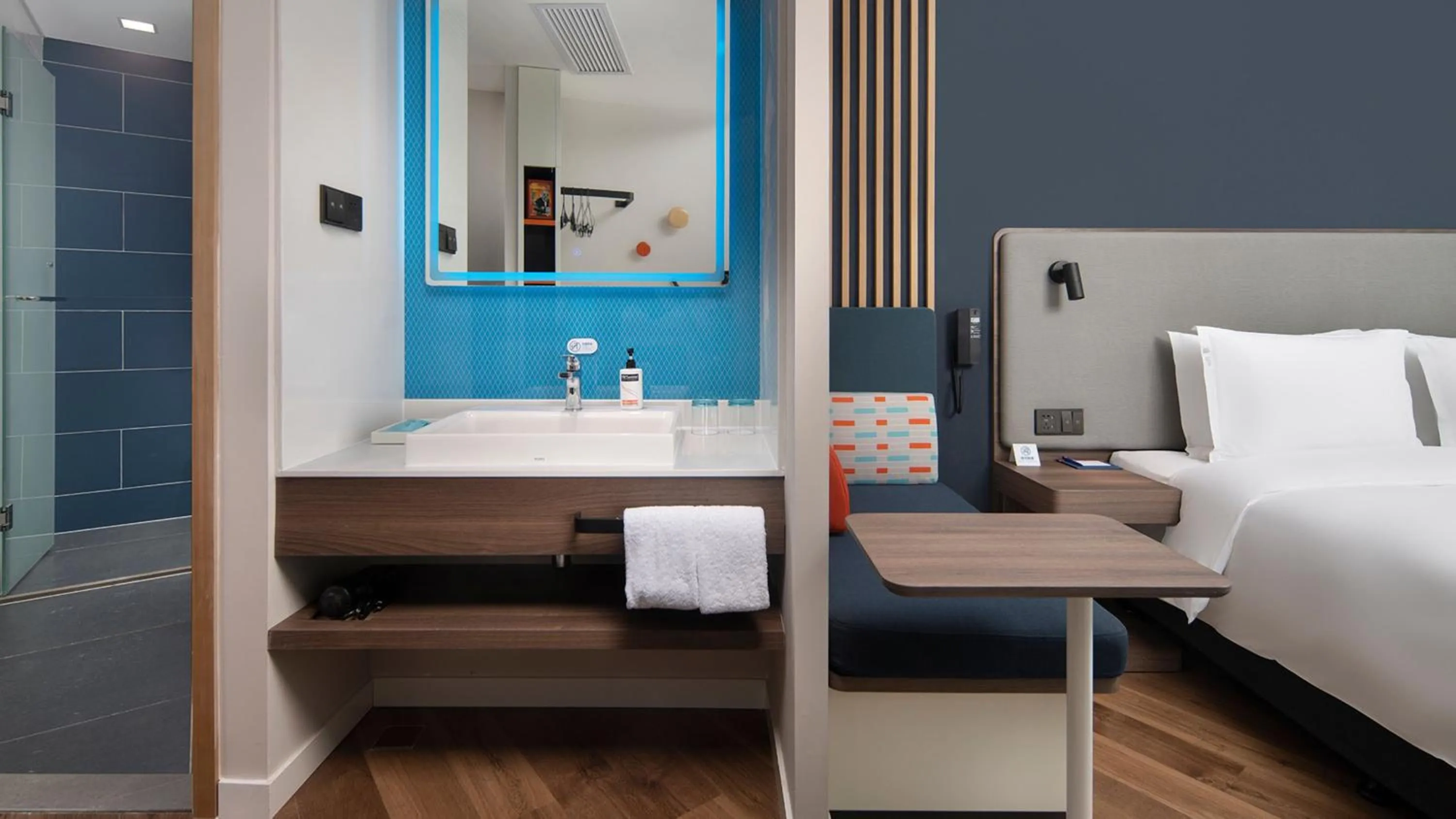 Photo of the whole room, Bed in Holiday Inn Express Xi'an Qujiang Center by IHG