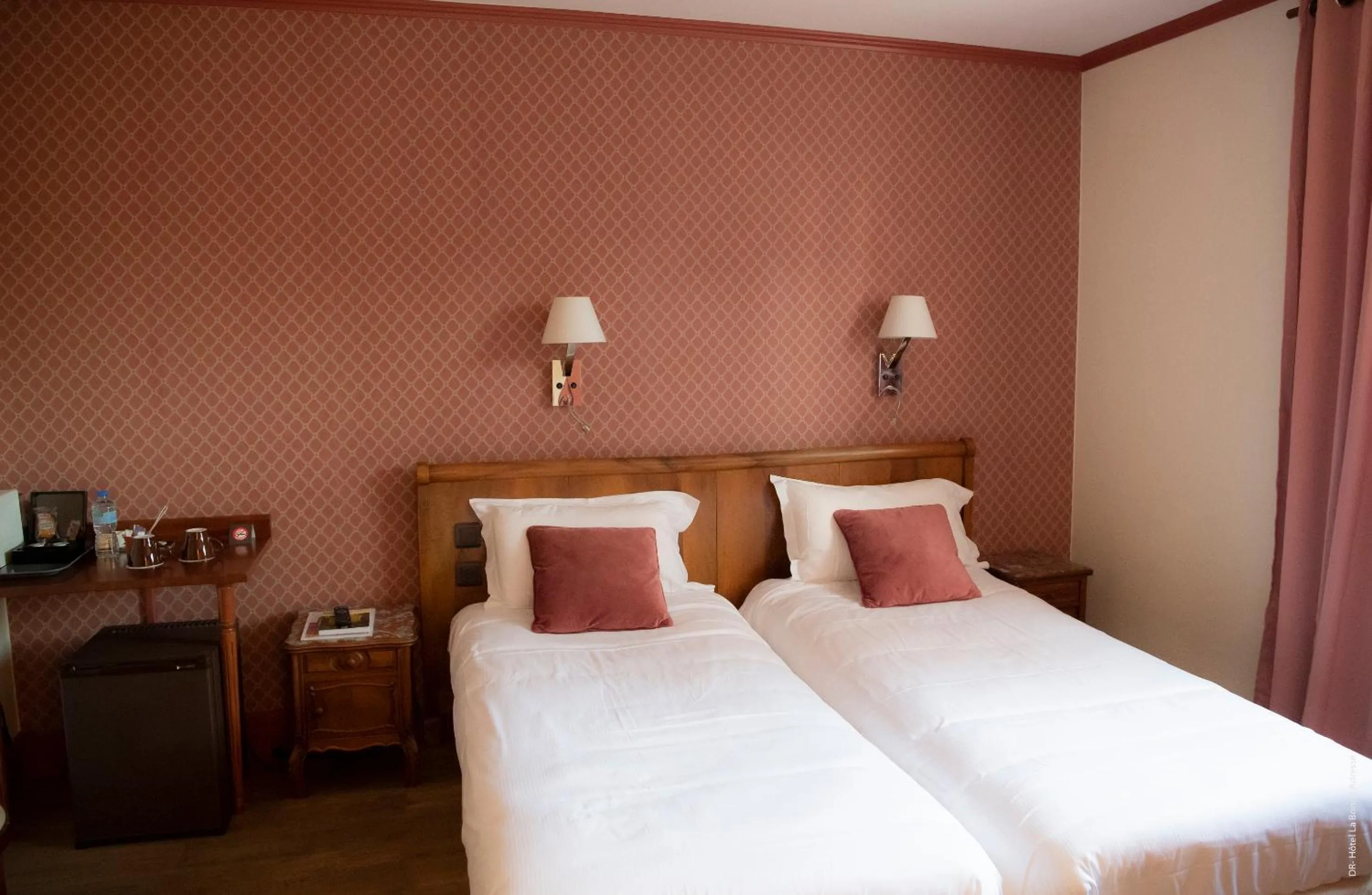 Bed in Hotel de Charme La Bonne Adresse - Logis hotels