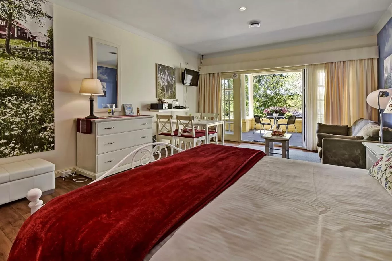 Photo of the whole room, Bed in Bundanoon Lodge