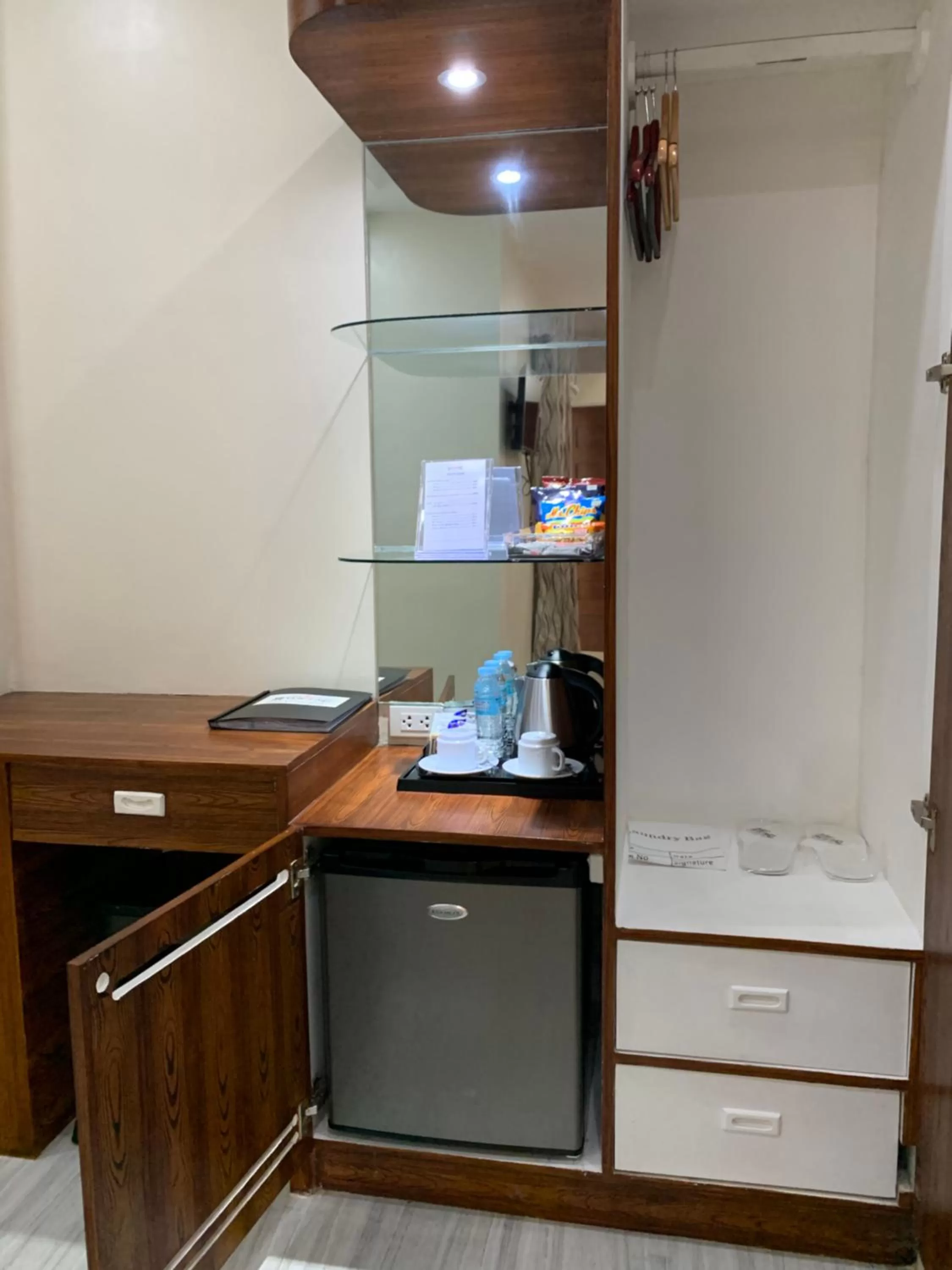 oven in Rustic Crown Hotel