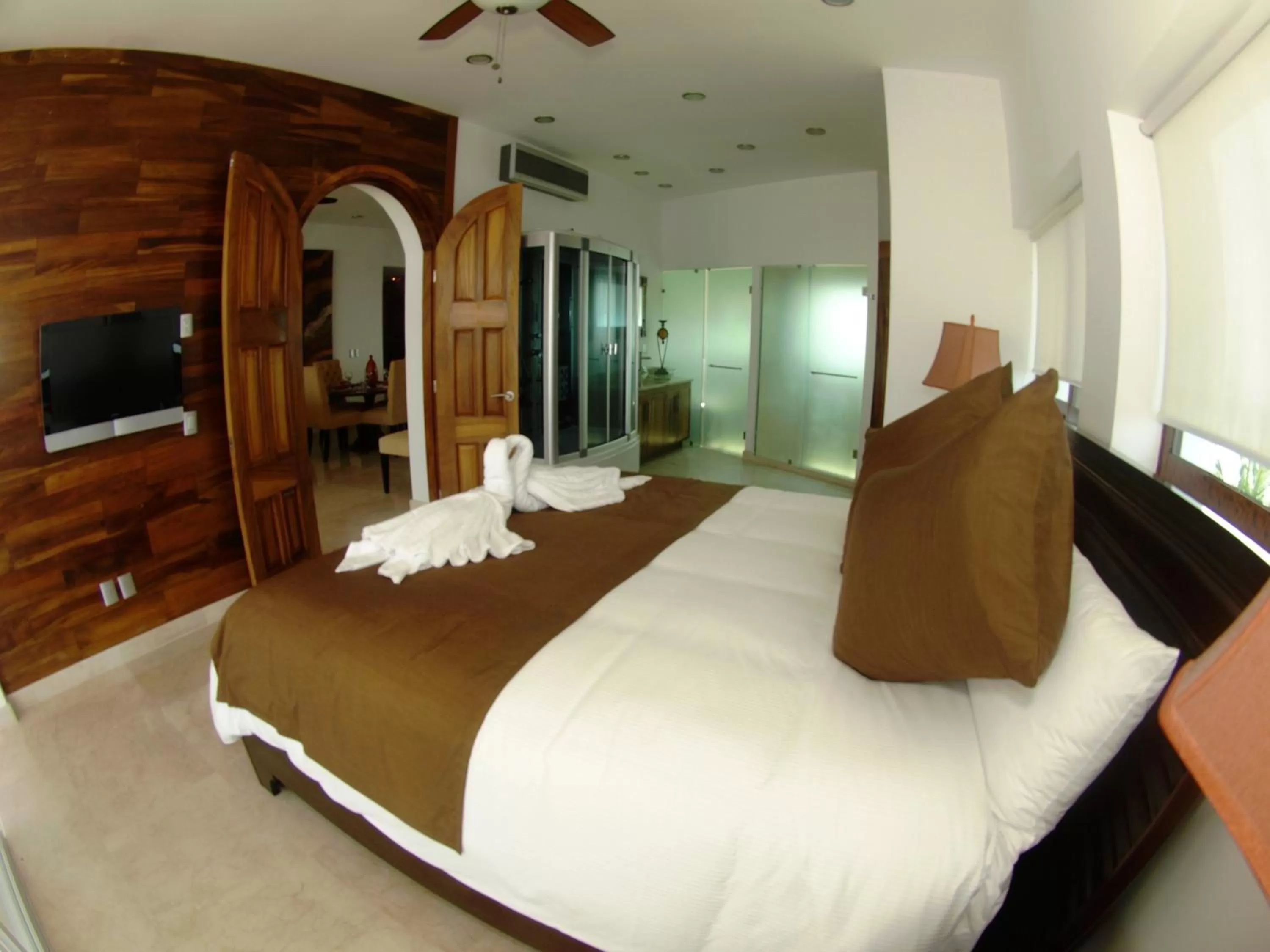 Photo of the whole room in Mondavi