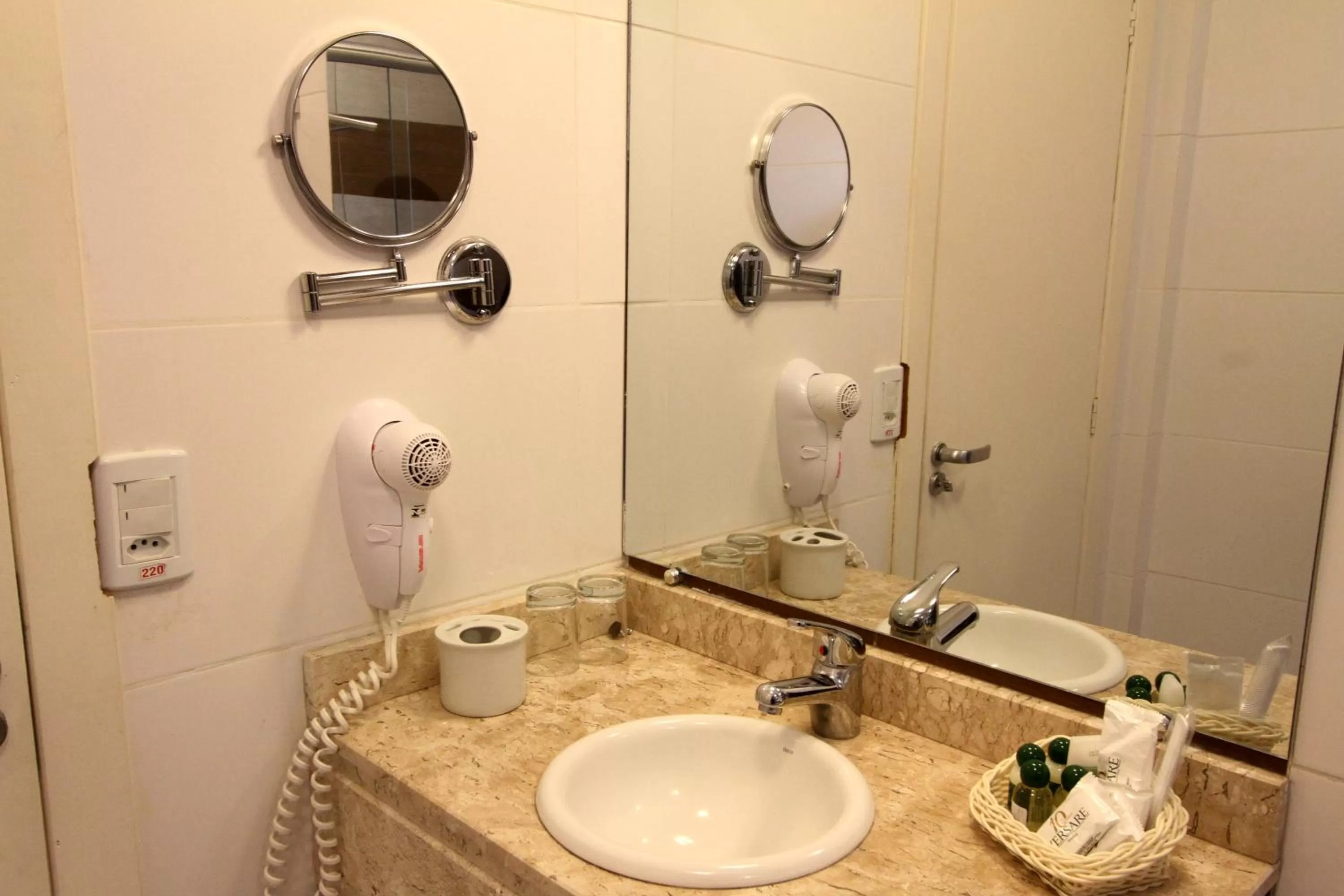 Bathroom in Hotel Curi Executive