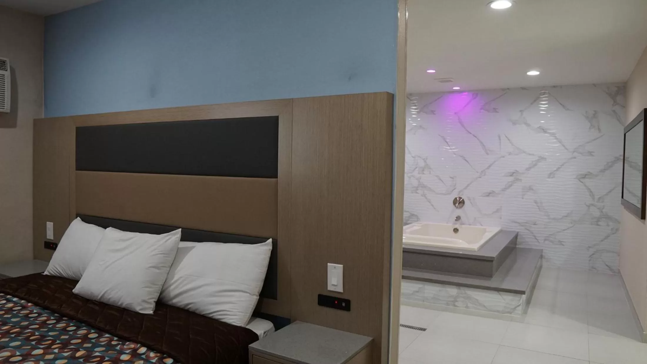 Bed in Sea Breeze Inn - LAX Airport, Los Angeles