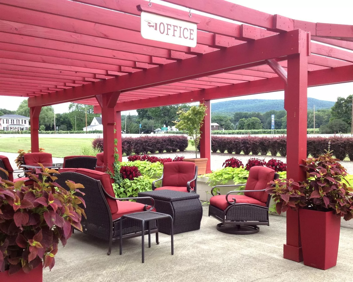 Patio in Vinehurst Inn & Suites