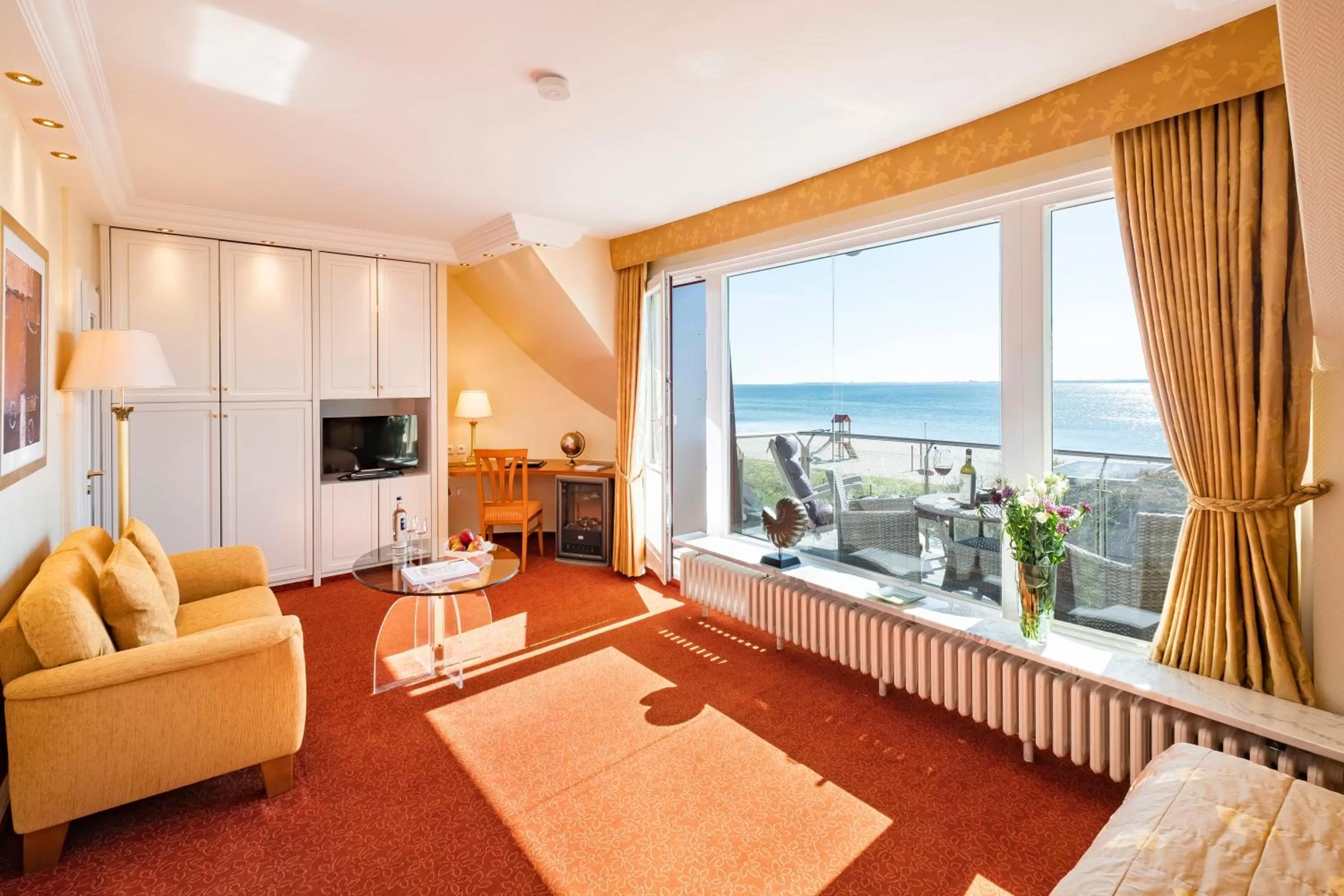 Photo of the whole room, Seating Area in Hotel Apartments Büngers - Mein Refugium am Meer mit Sommerstrandkorb