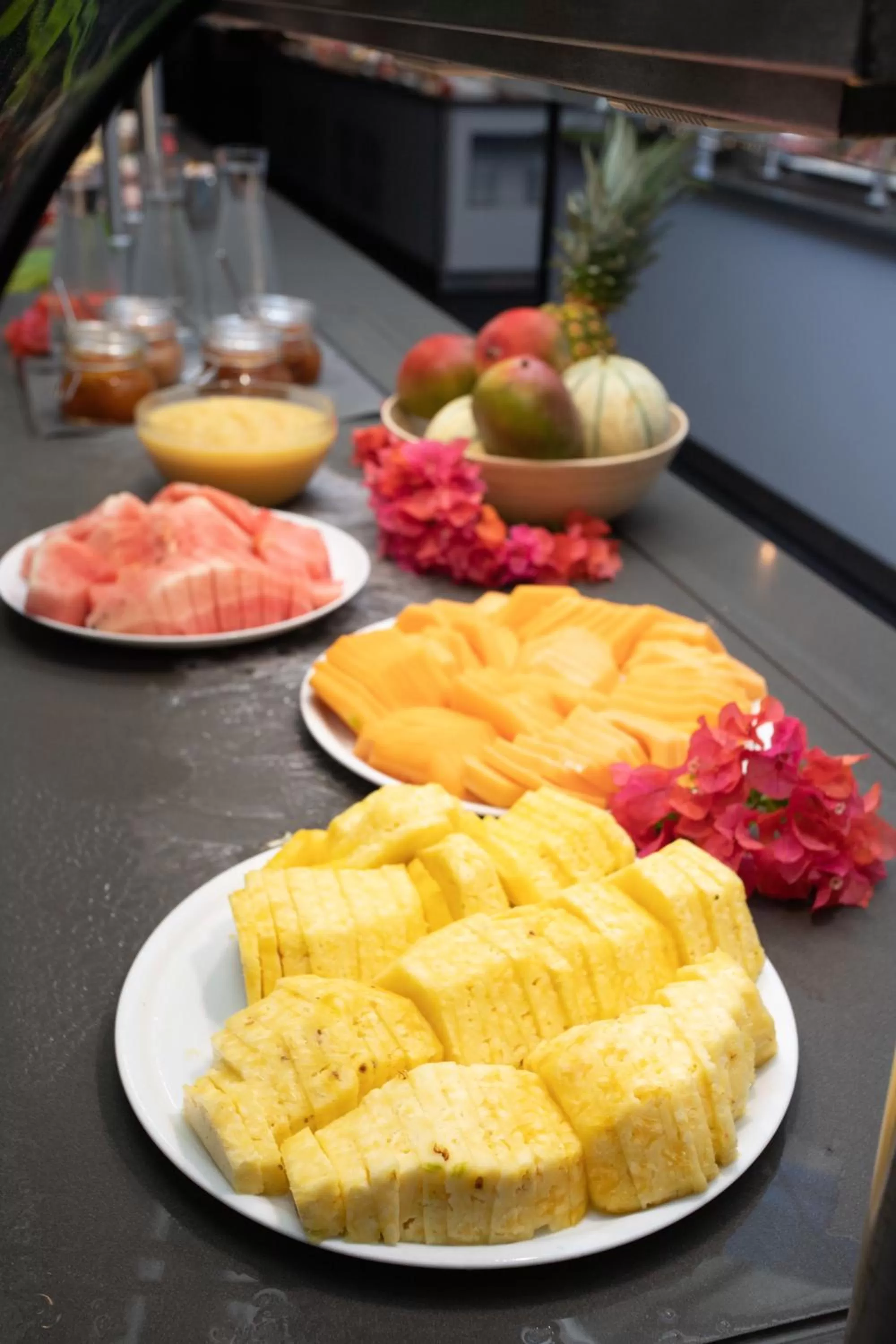 Buffet breakfast in Zenitude Hôtel Résidences Le Salako