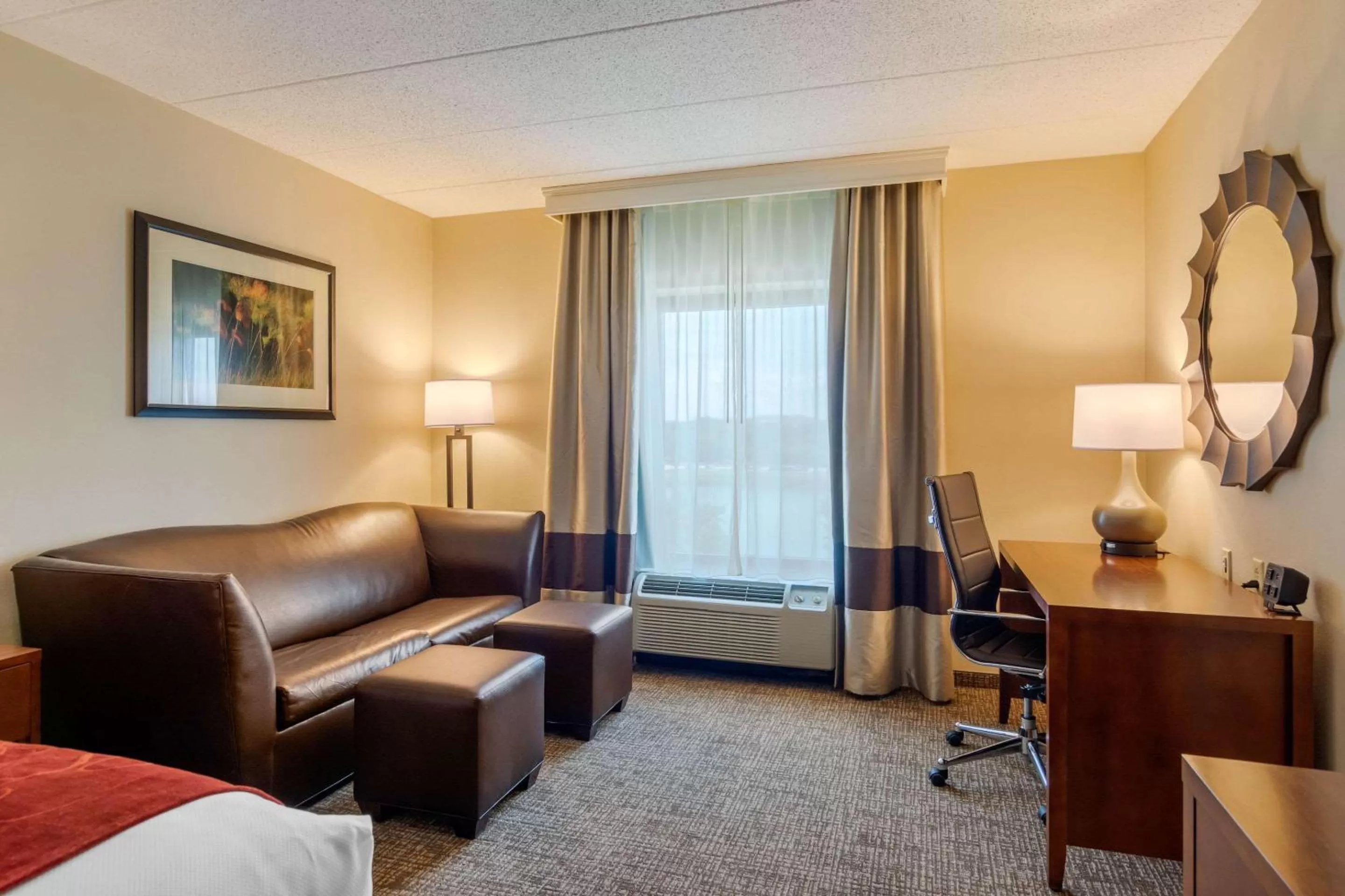 Photo of the whole room, Bed in Comfort Suites Southpark