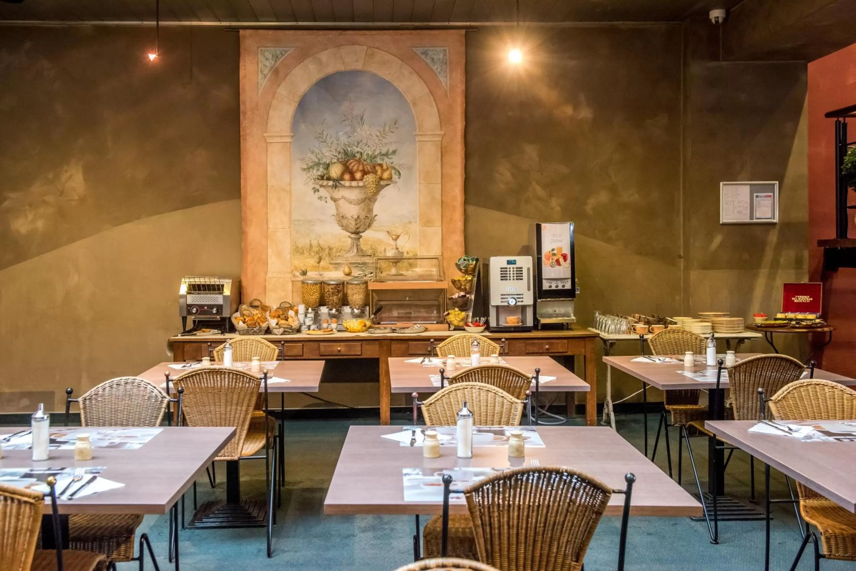 Buffet breakfast in Arass Hôtel & Business Flats