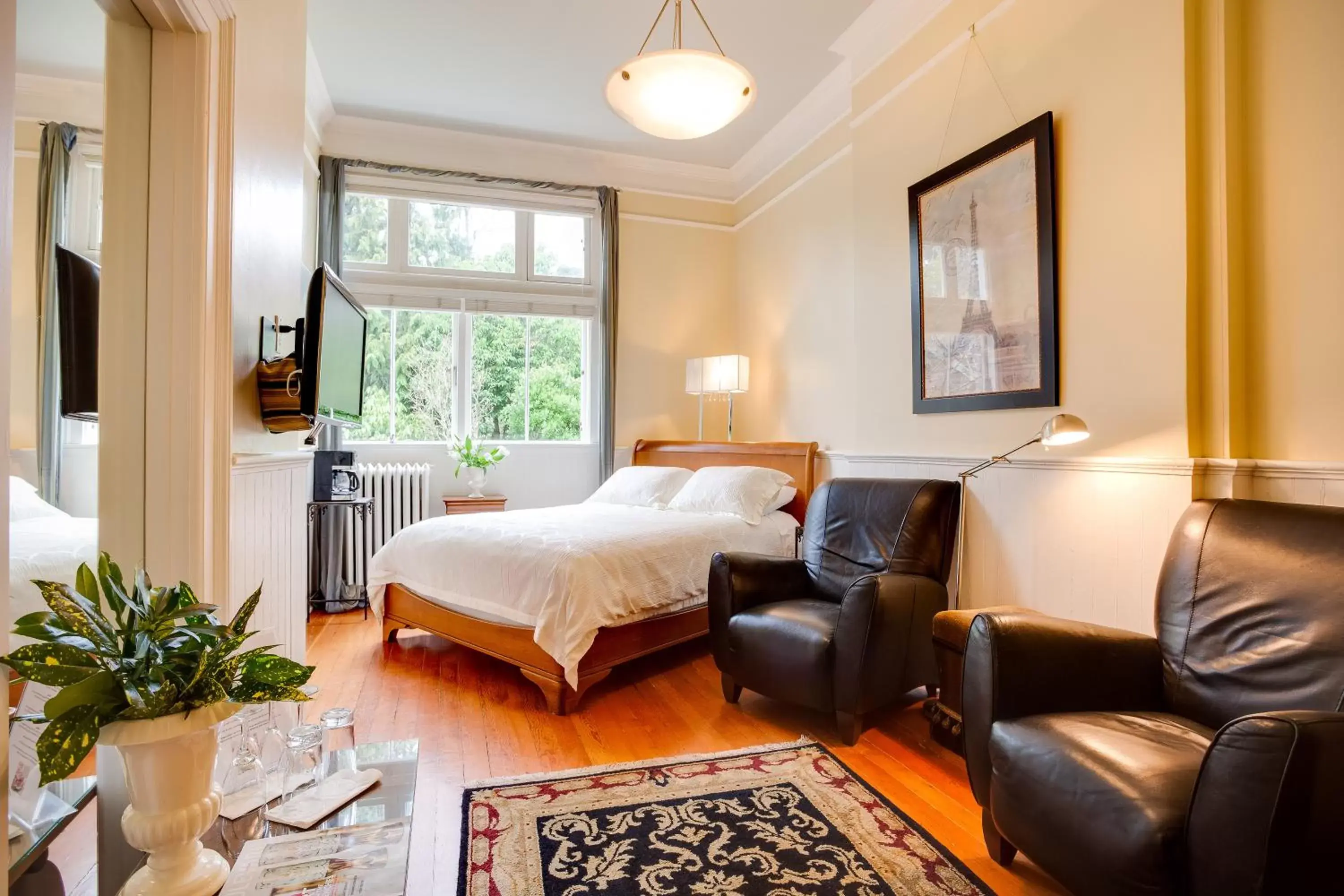 Queen Room in Fairholme Manor Inn Queen Room in Fairholme Manor Inn