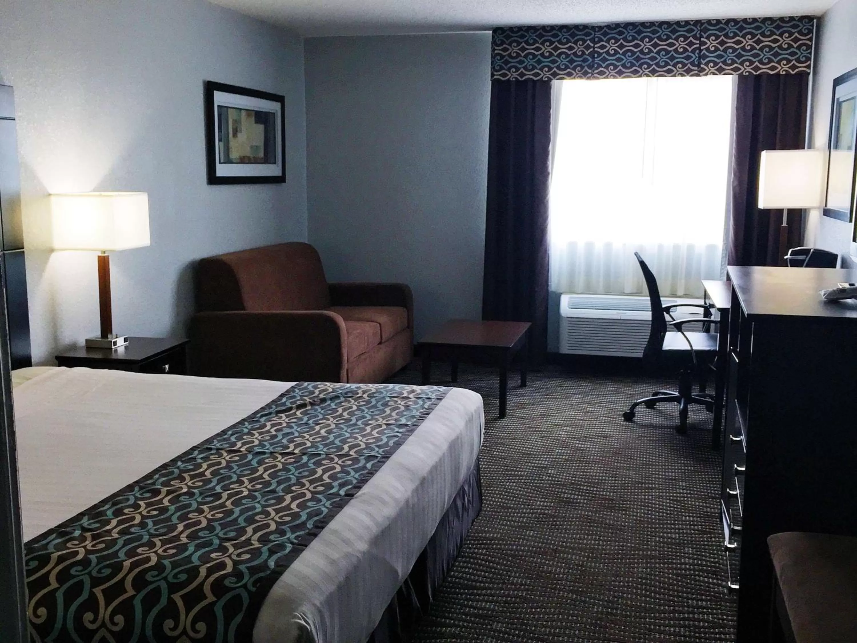 King Room with Sofa Bed - Disability Access/Bath Tub in Best Western Executive Inn- Mount Gilead