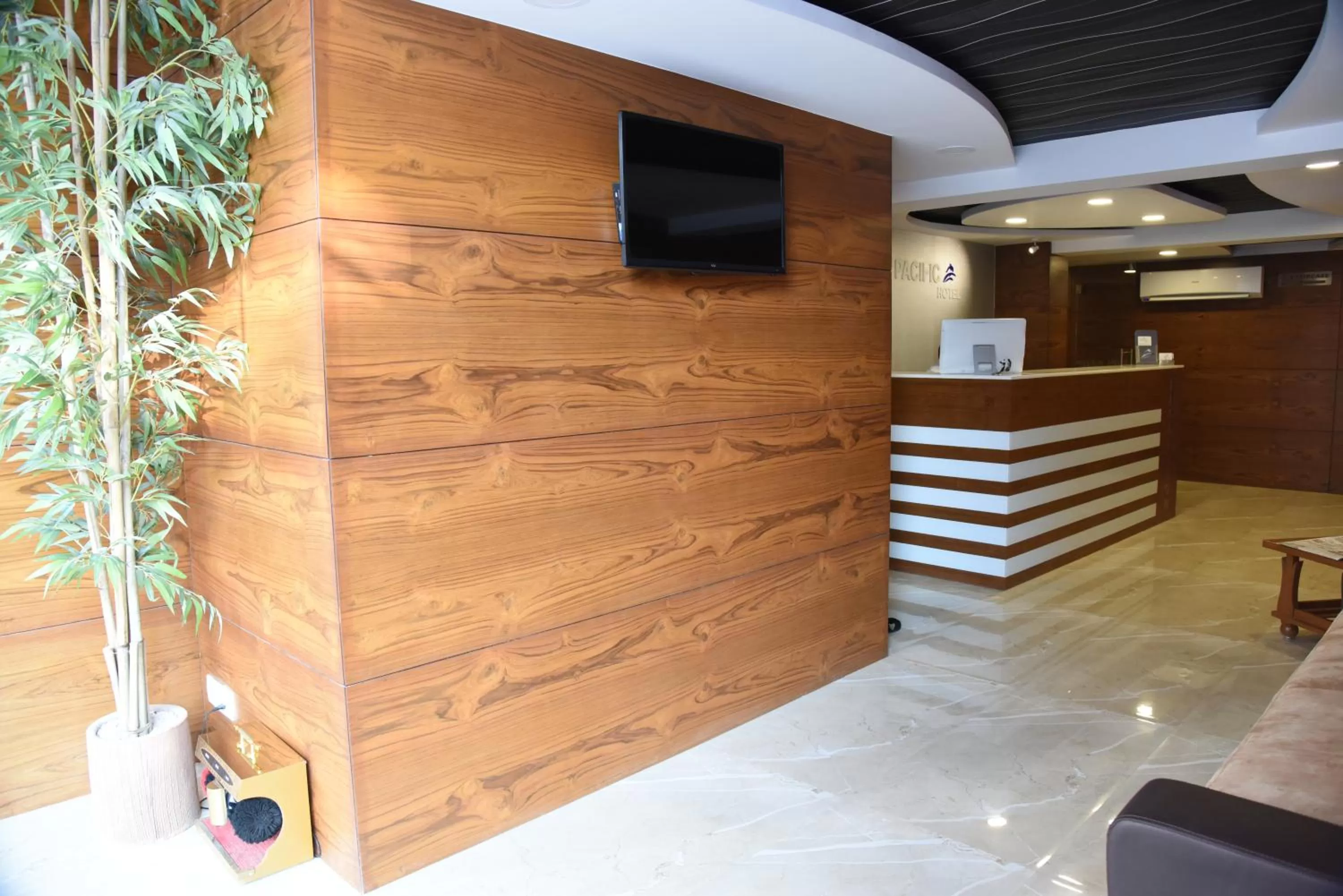 Lobby or reception, TV/Entertainment Center in The Pacific Hotel