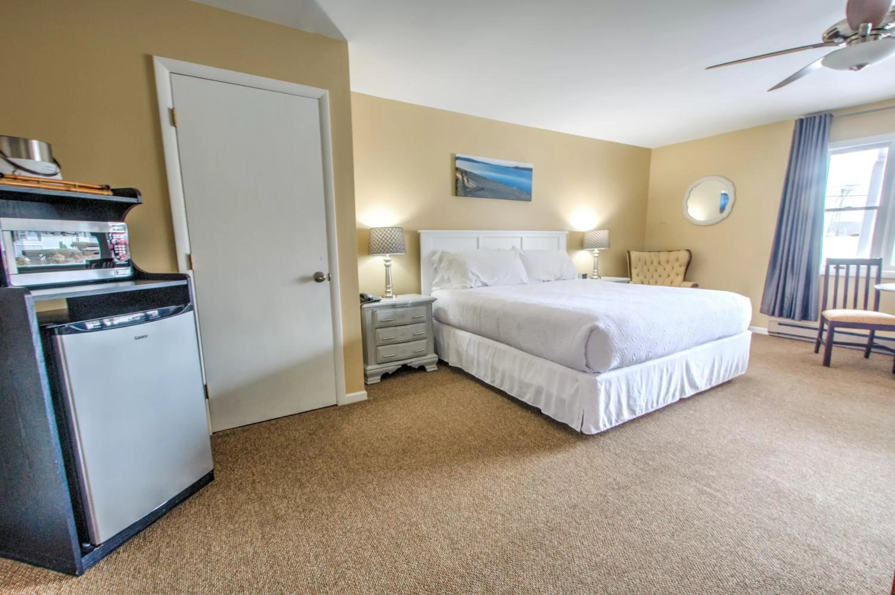 Photo of the whole room, Bed in East Shore Lodging