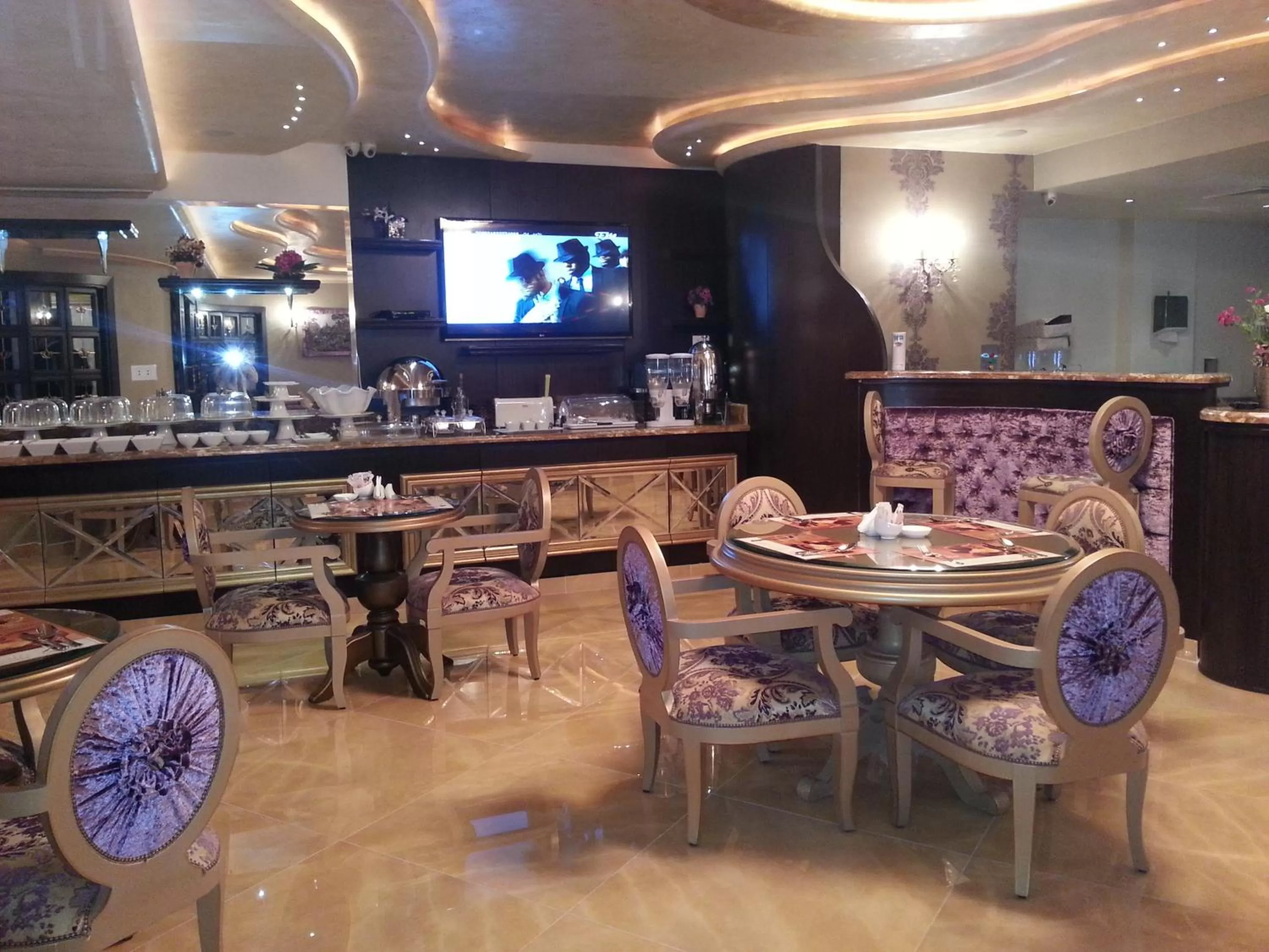 Restaurant/places to eat in Q Hotel