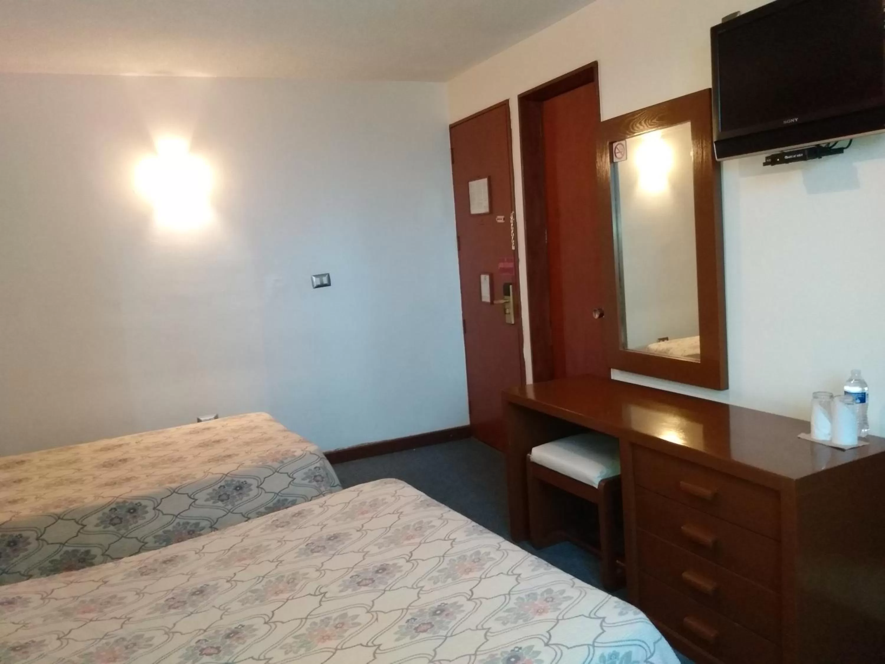 Photo of the whole room, Bed in Hotel Maria Victoria Xalapa