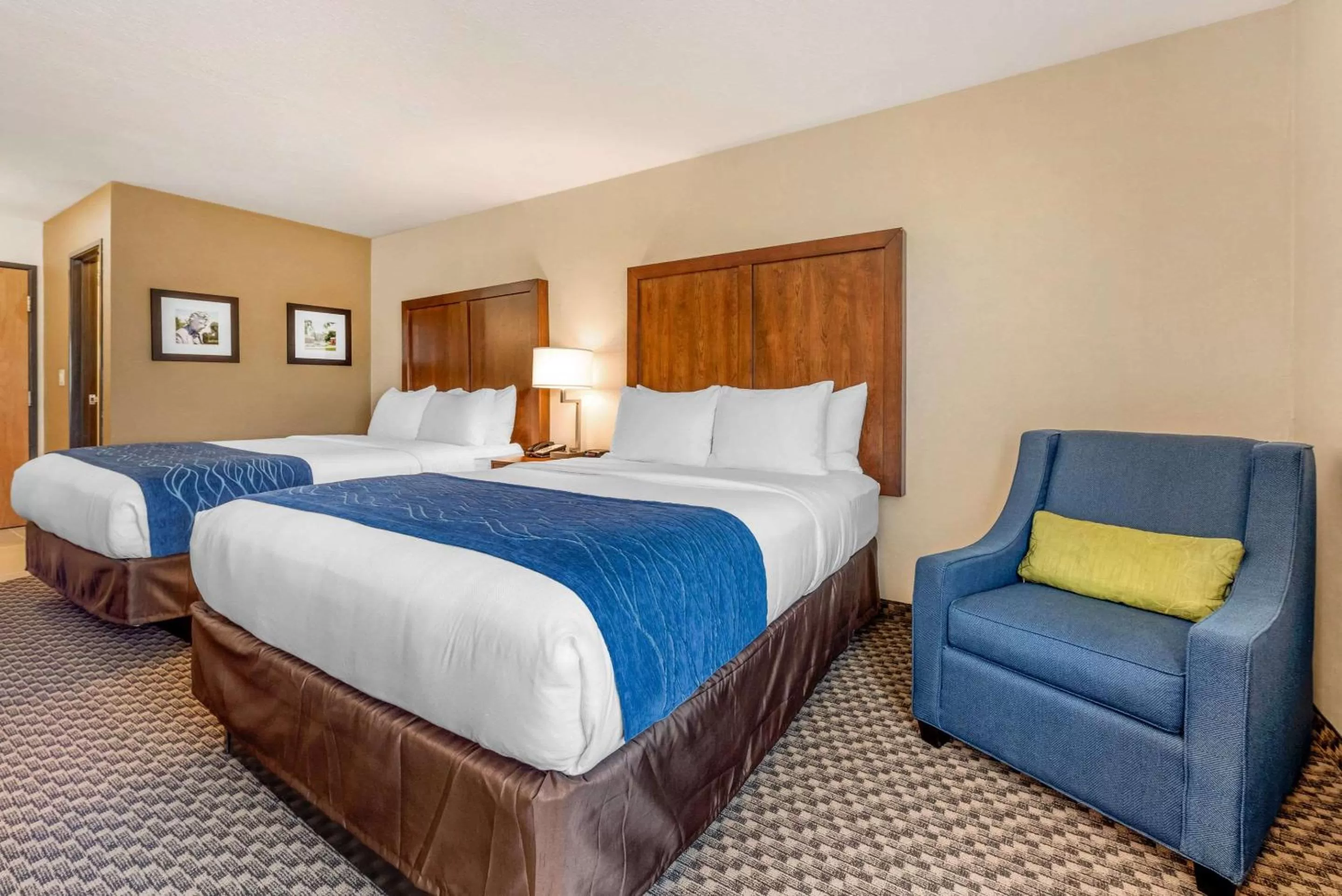 Photo of the whole room, Bed in Comfort Inn & Suites near Route 66