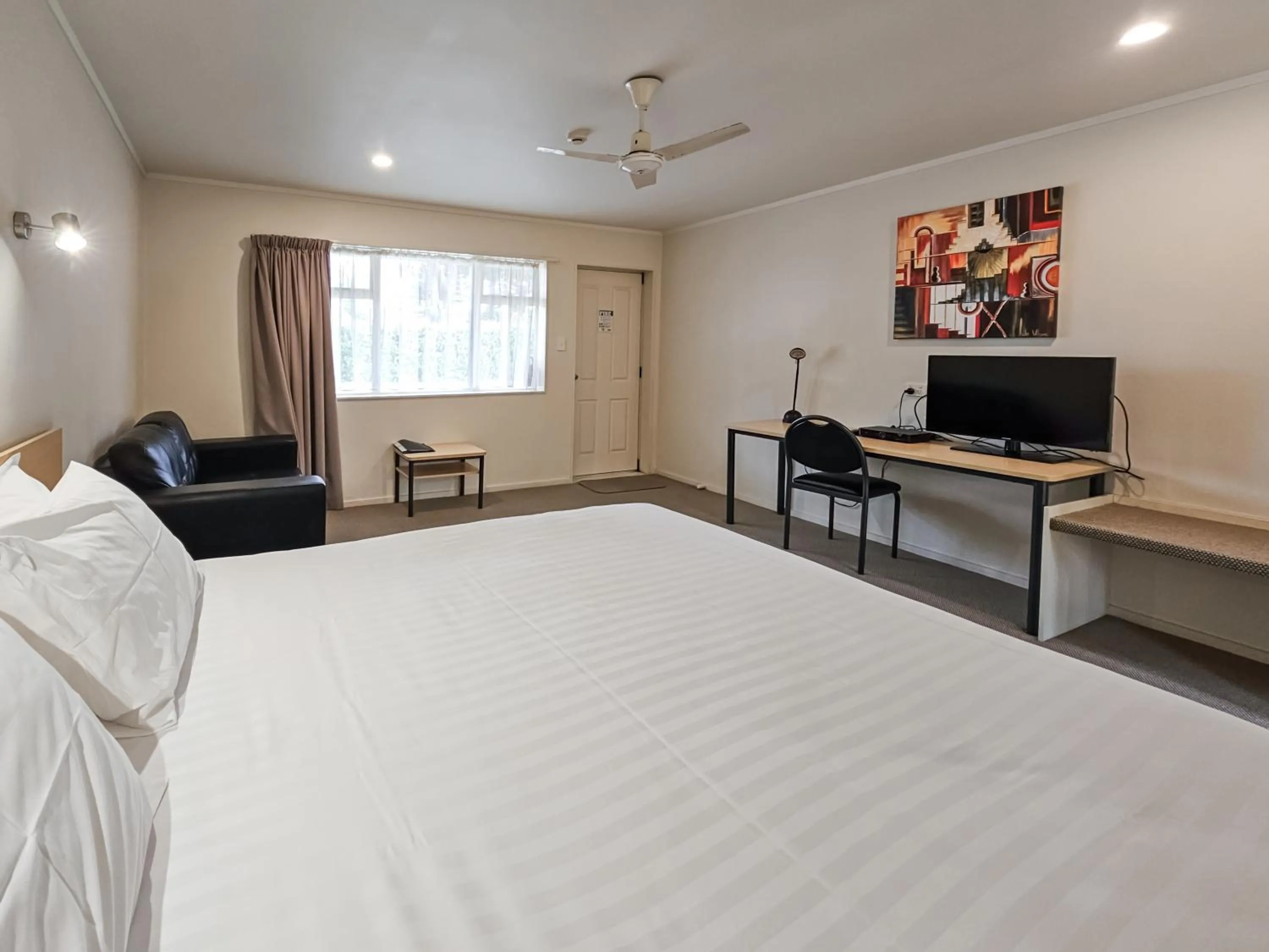 Bed in Captain Cook Motor Lodge