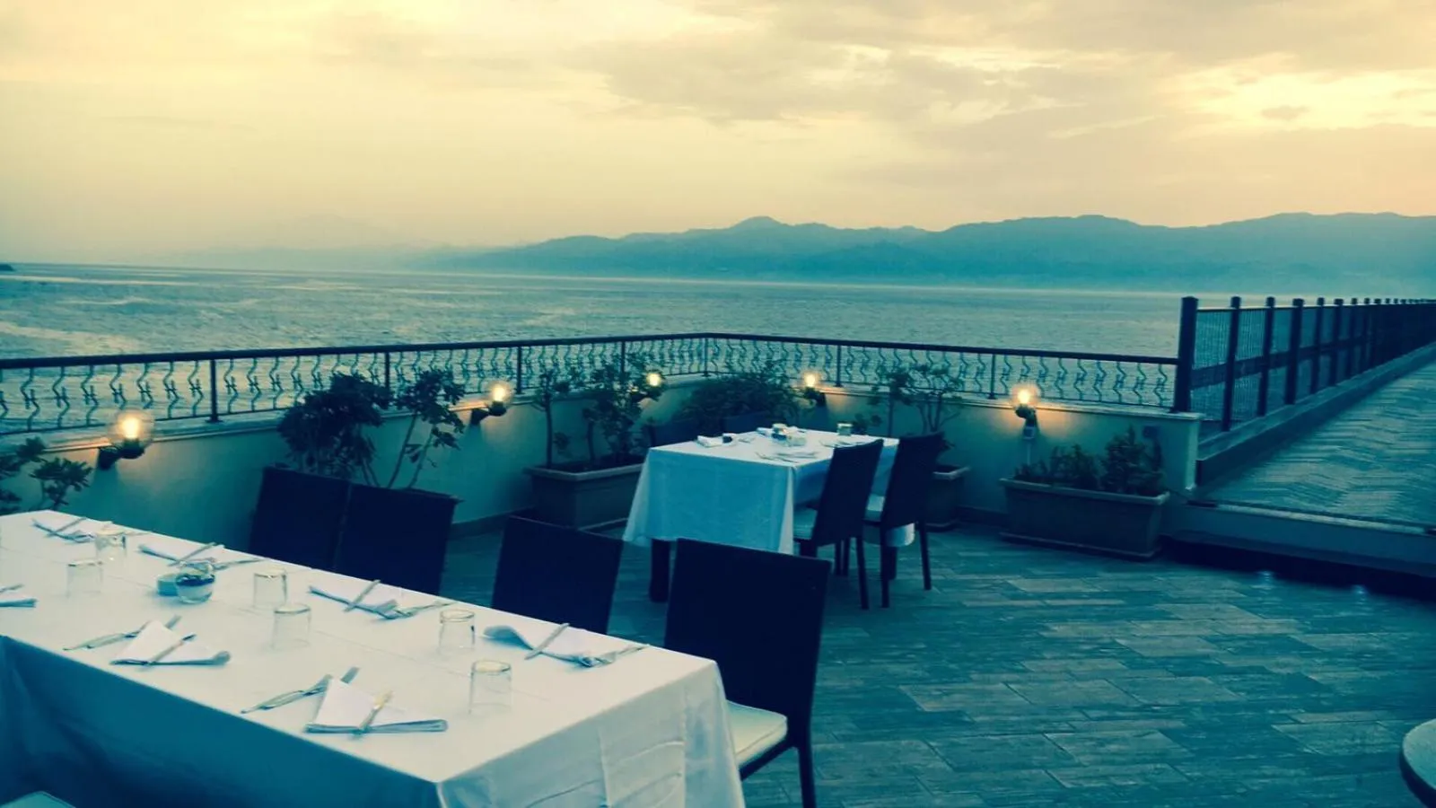 Restaurant/places to eat in E' Hotel