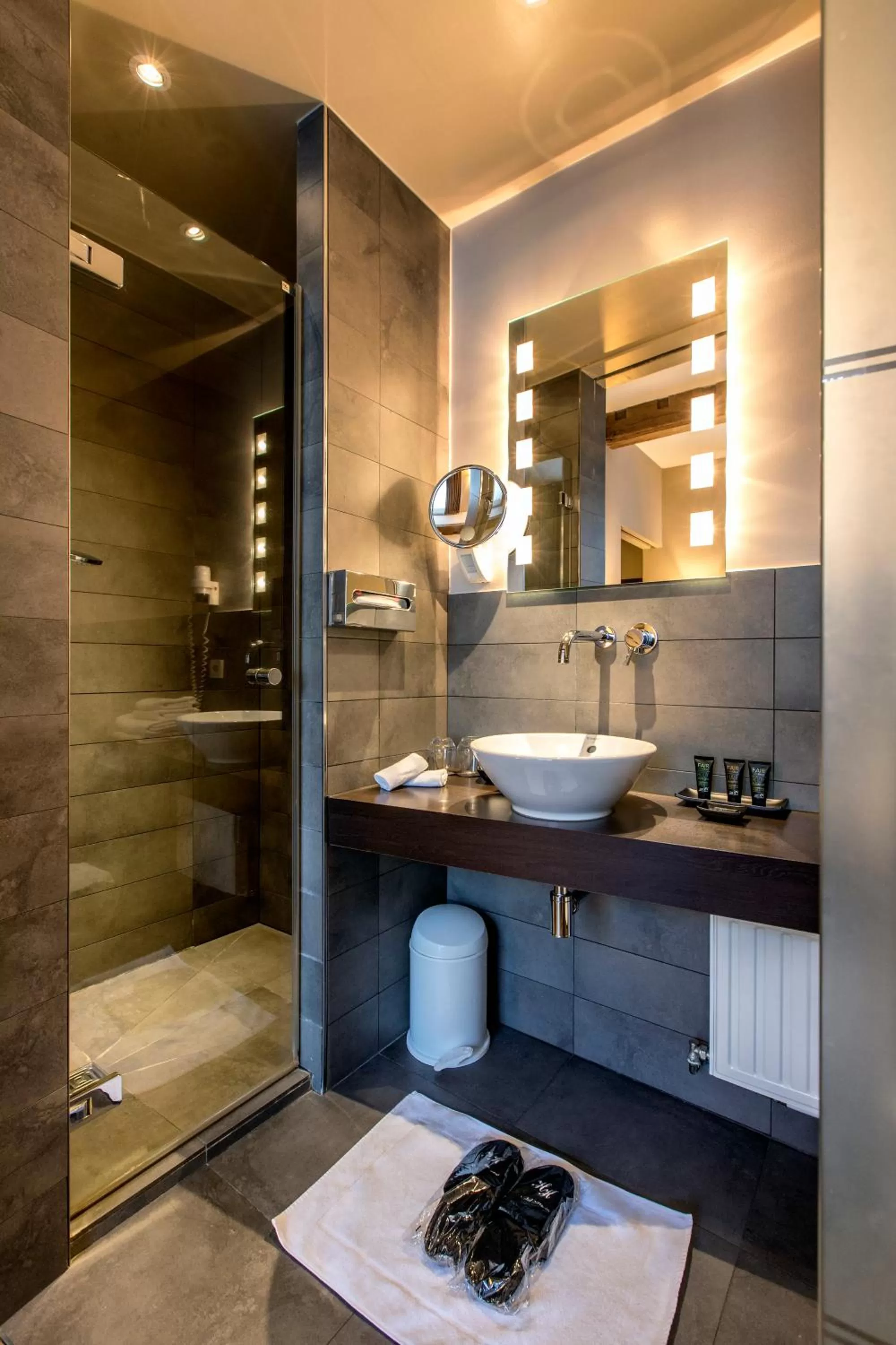 Shower in Hotel Harmony