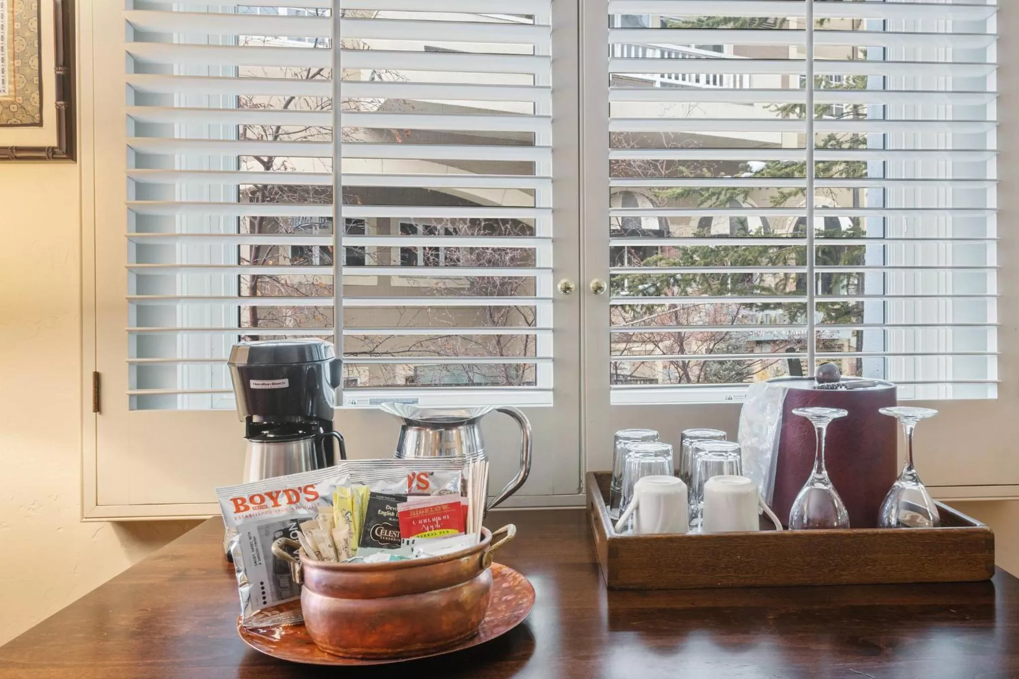 Coffee/tea facilities in Poste Montane Lodge by East West