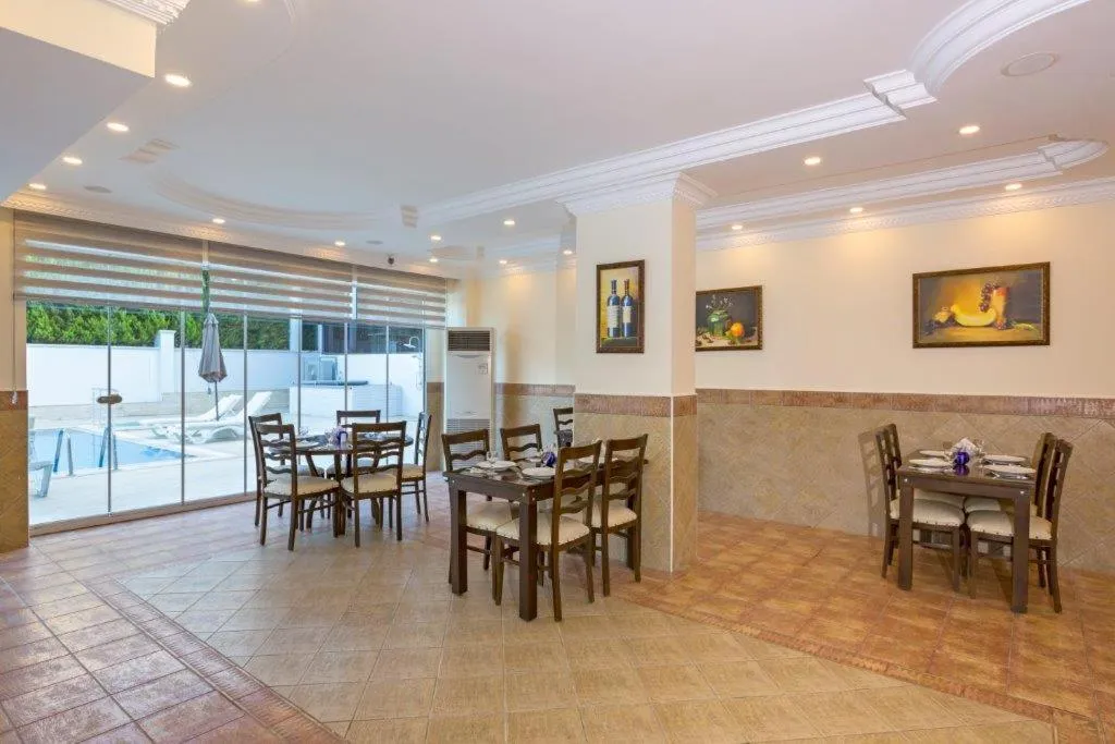 Restaurant/places to eat in Forest Park Hotel