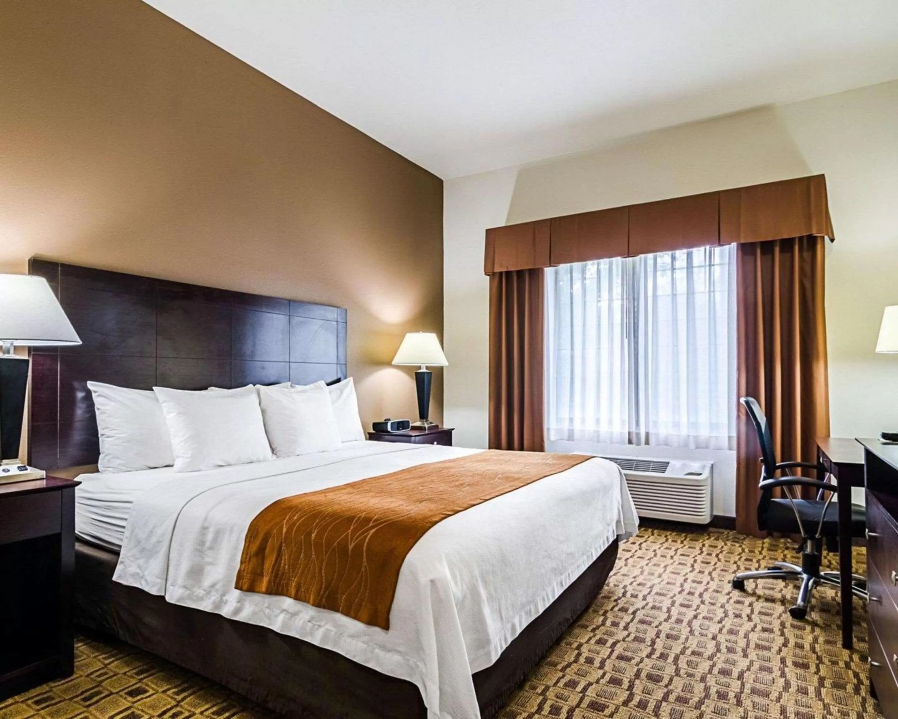 Photo of the whole room, Bed in Comfort Inn & Suites Lawrence - University Area