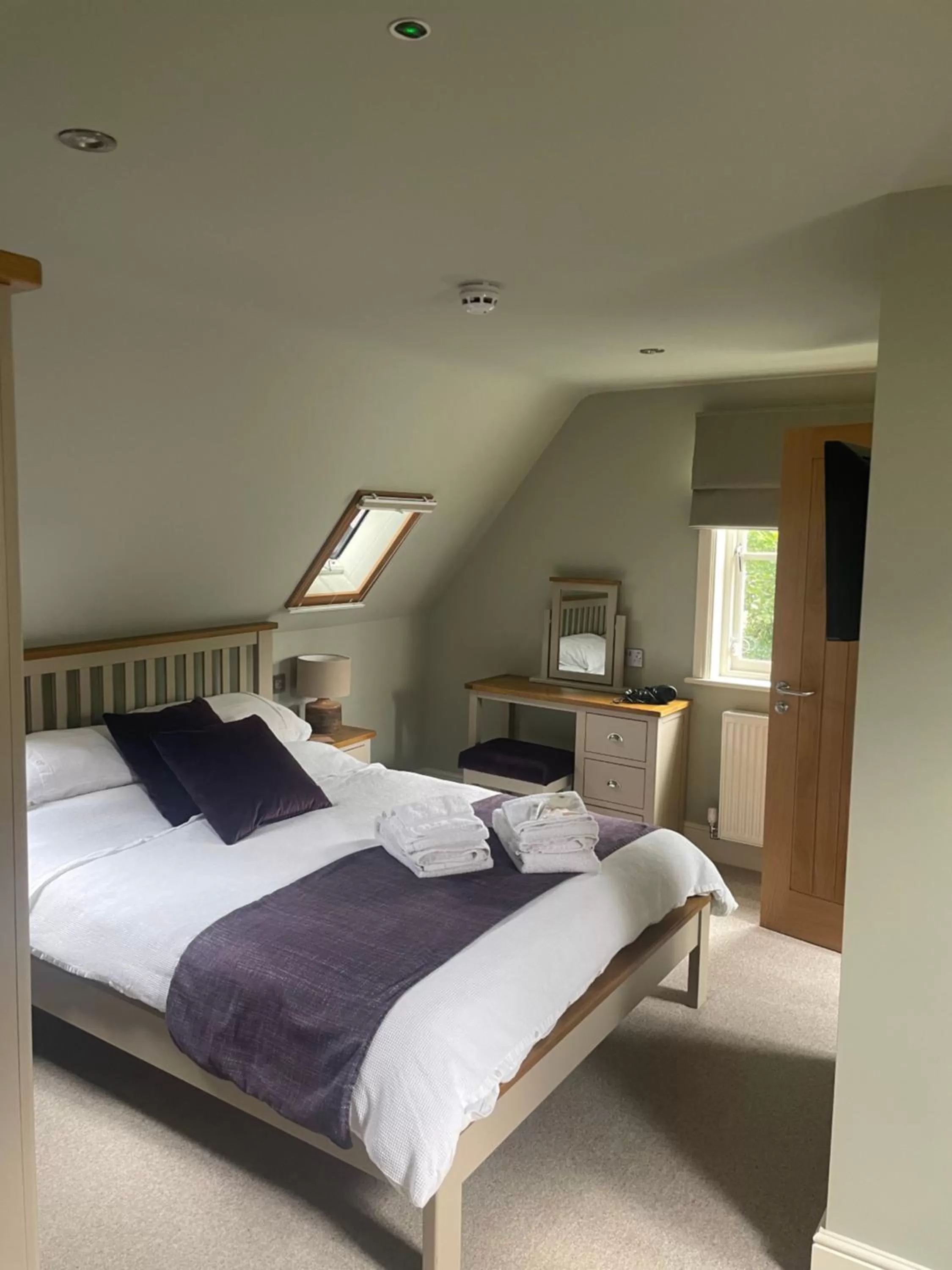 Bedroom, Bed in The Red Lion Charing Heath