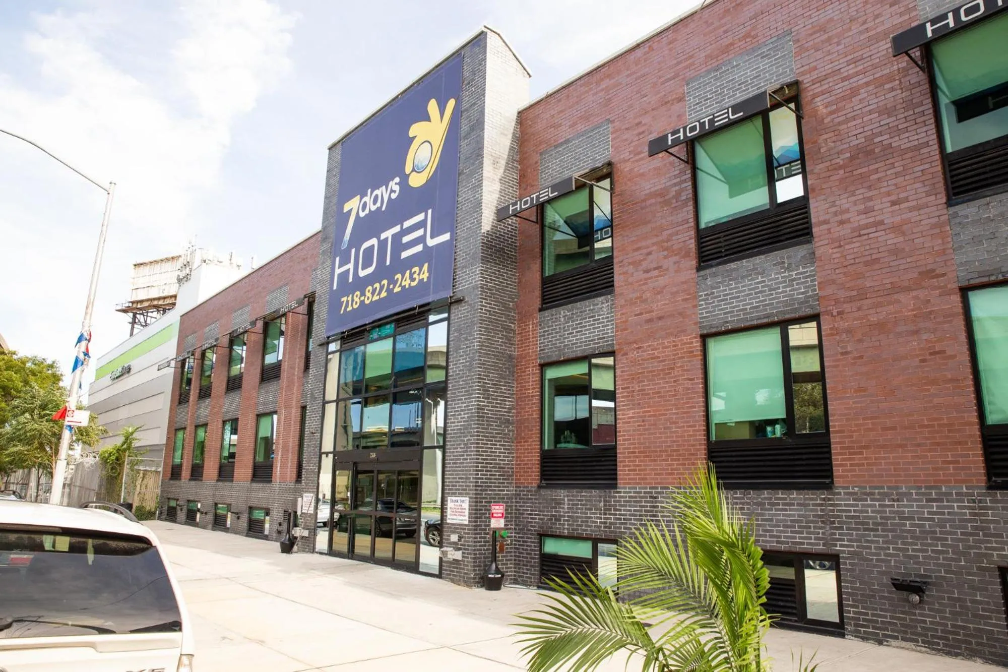 Property building in 7 Days Hotel