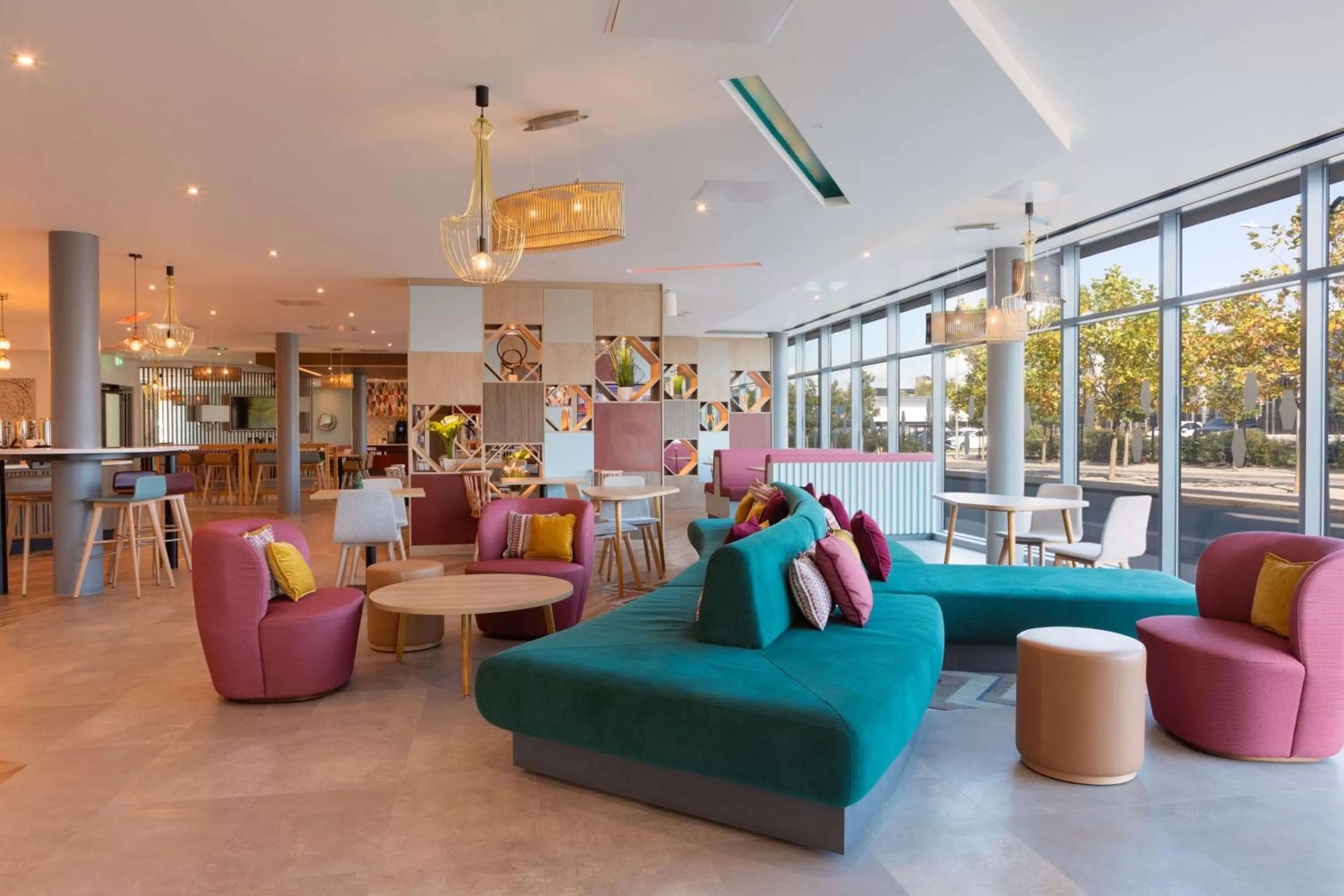 Lobby or reception in Hampton by Hilton Ashford International
