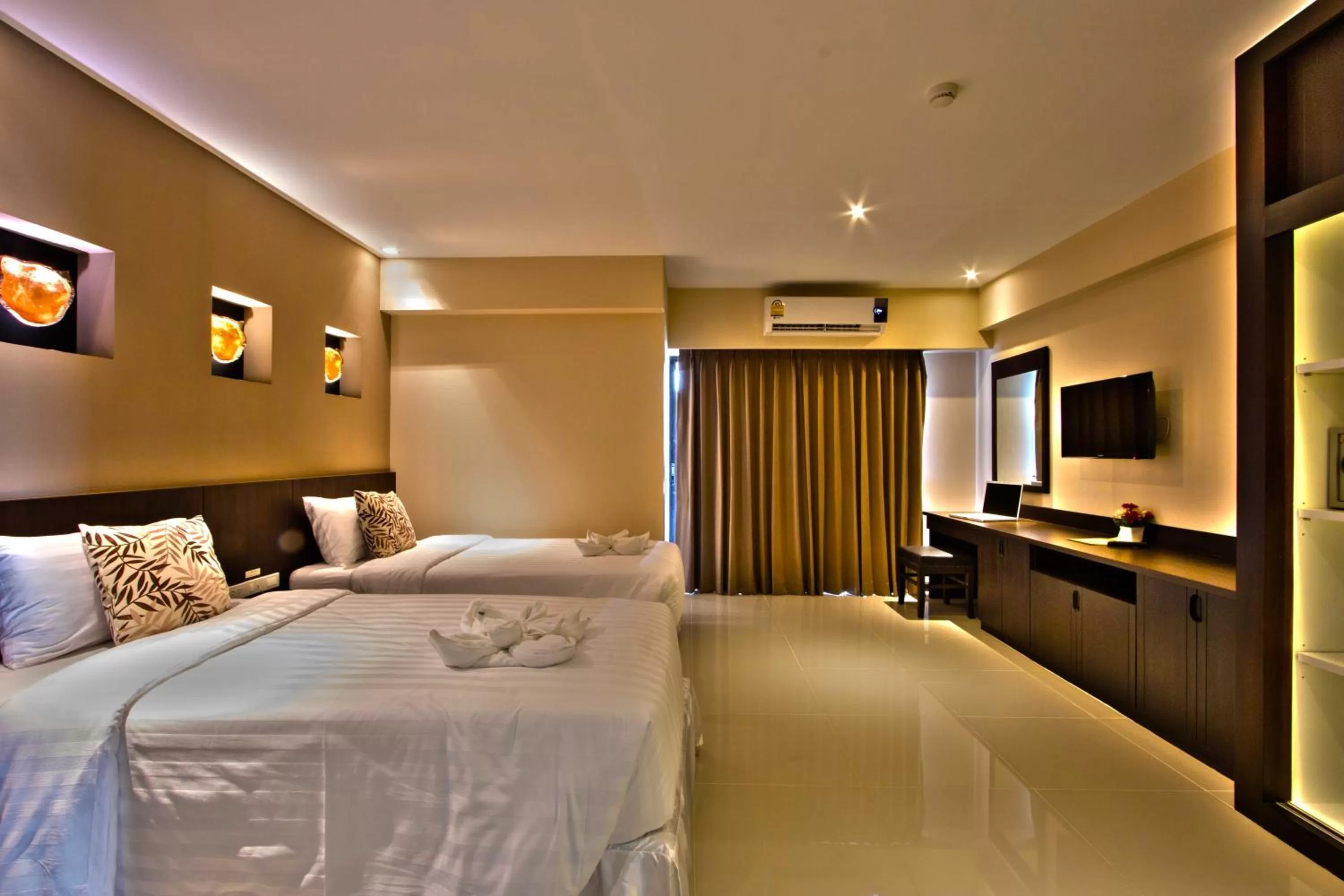 Photo of the whole room, Bed in Chateau de Sukhumvit