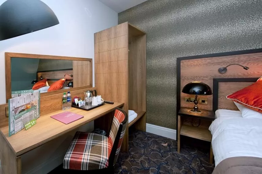 Shower, Bed in The Saltoun Inn