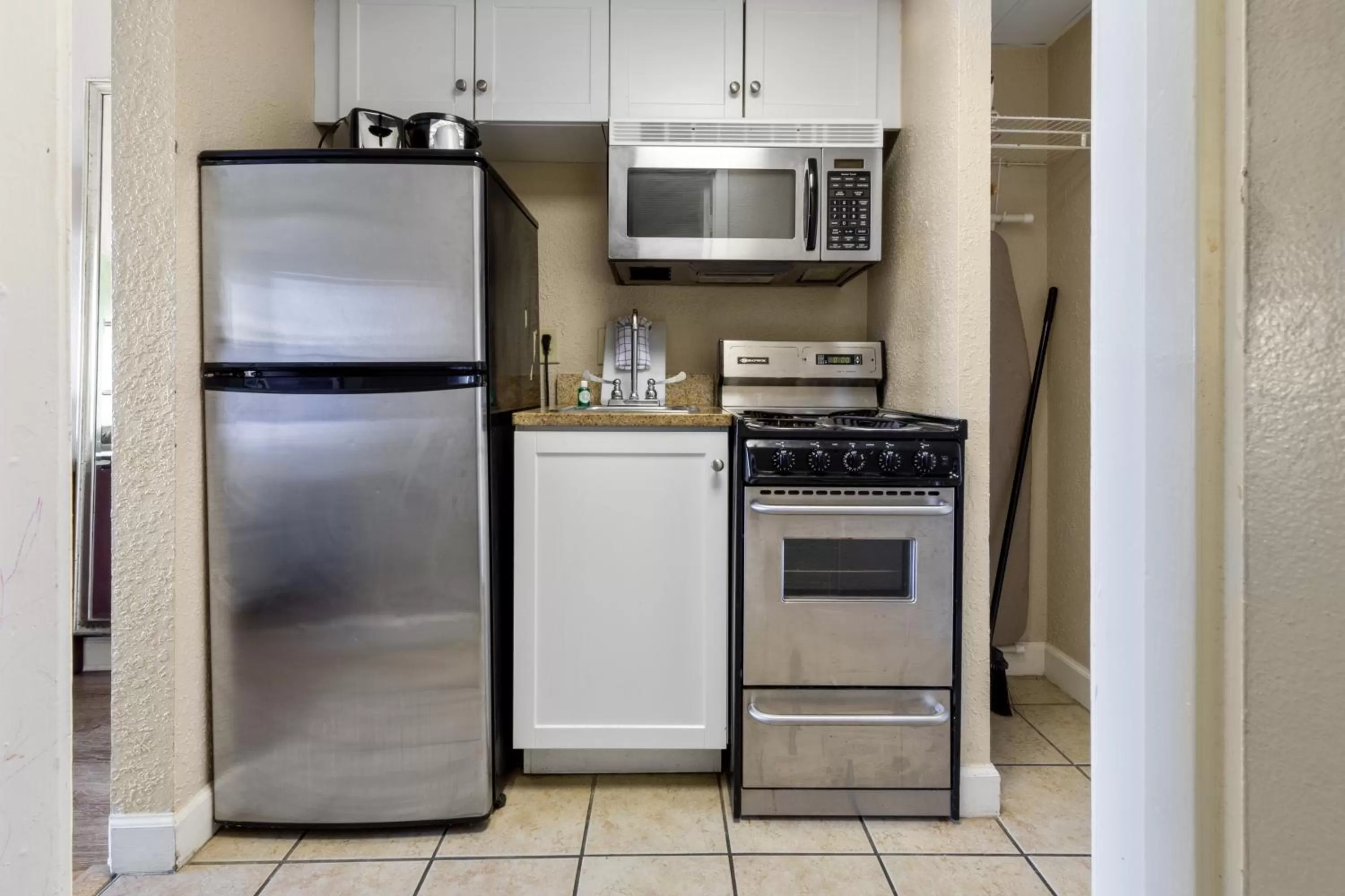 Kitchen or kitchenette, Kitchen/Kitchenette in Sandcastle Oceanfront Resort South Beach