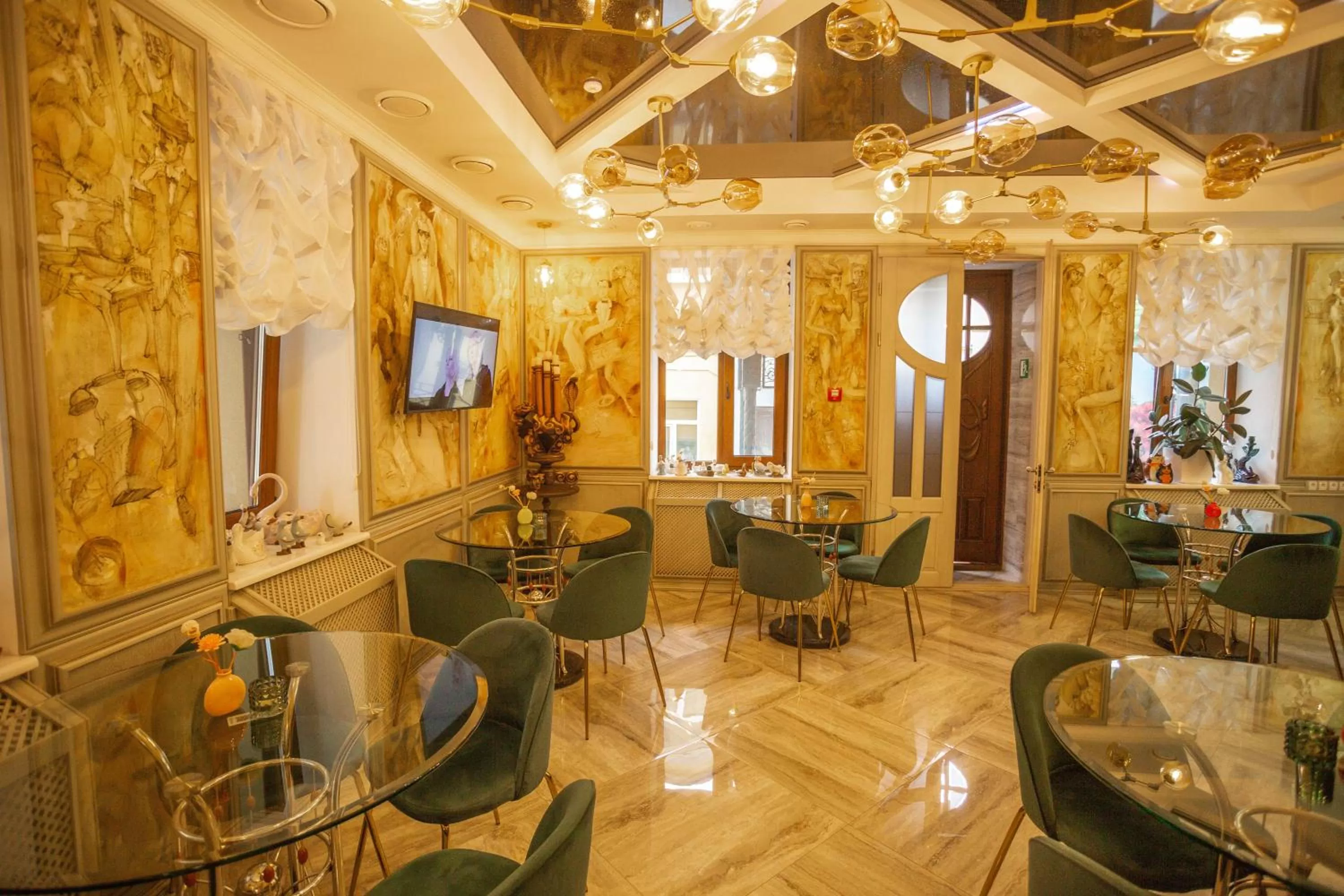 Property building, Lounge/Bar in Hotel "Mandarin Clubhouse"