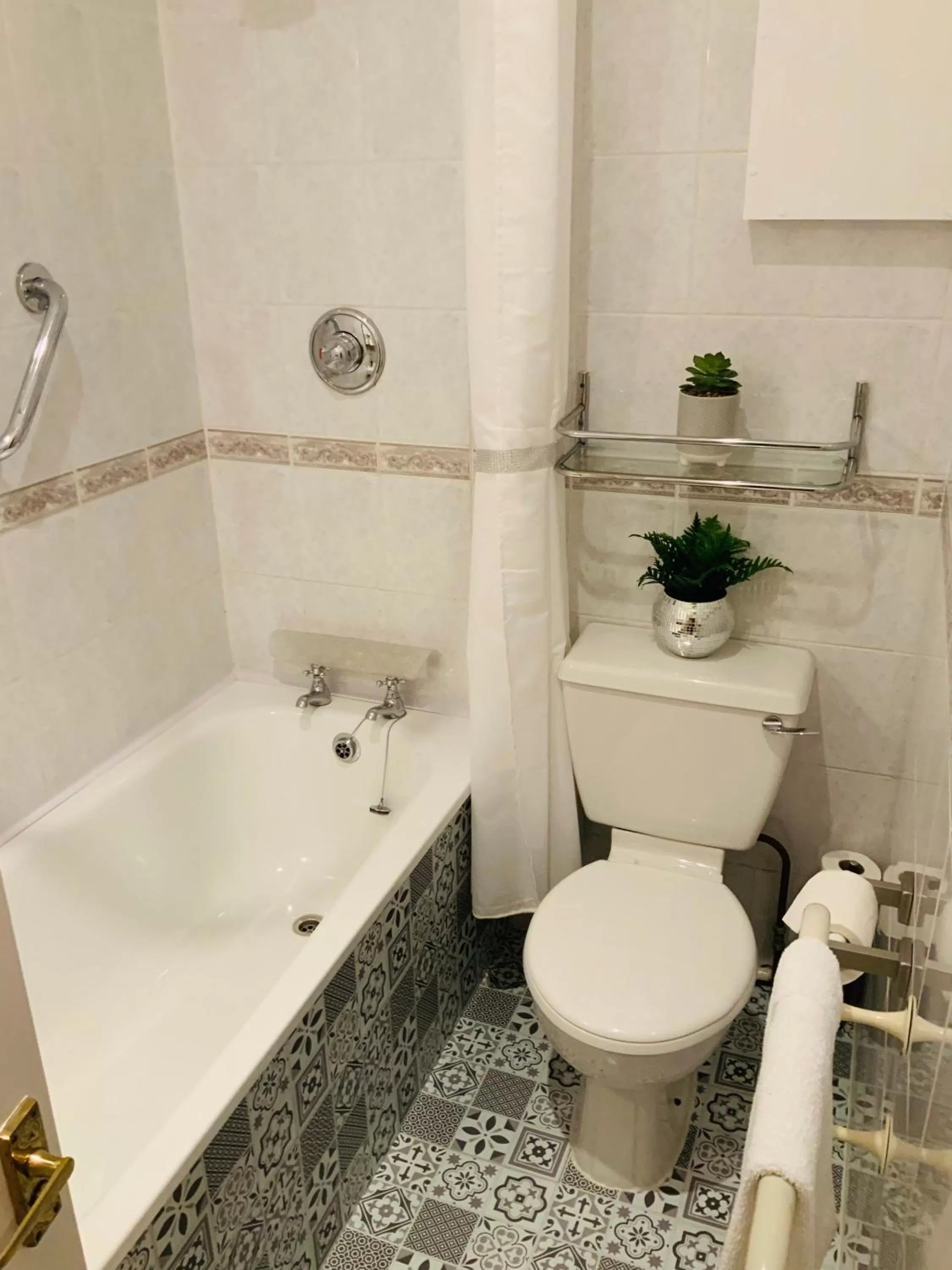 Bathroom in All Seasons Bed & Breakfast - Adults Only