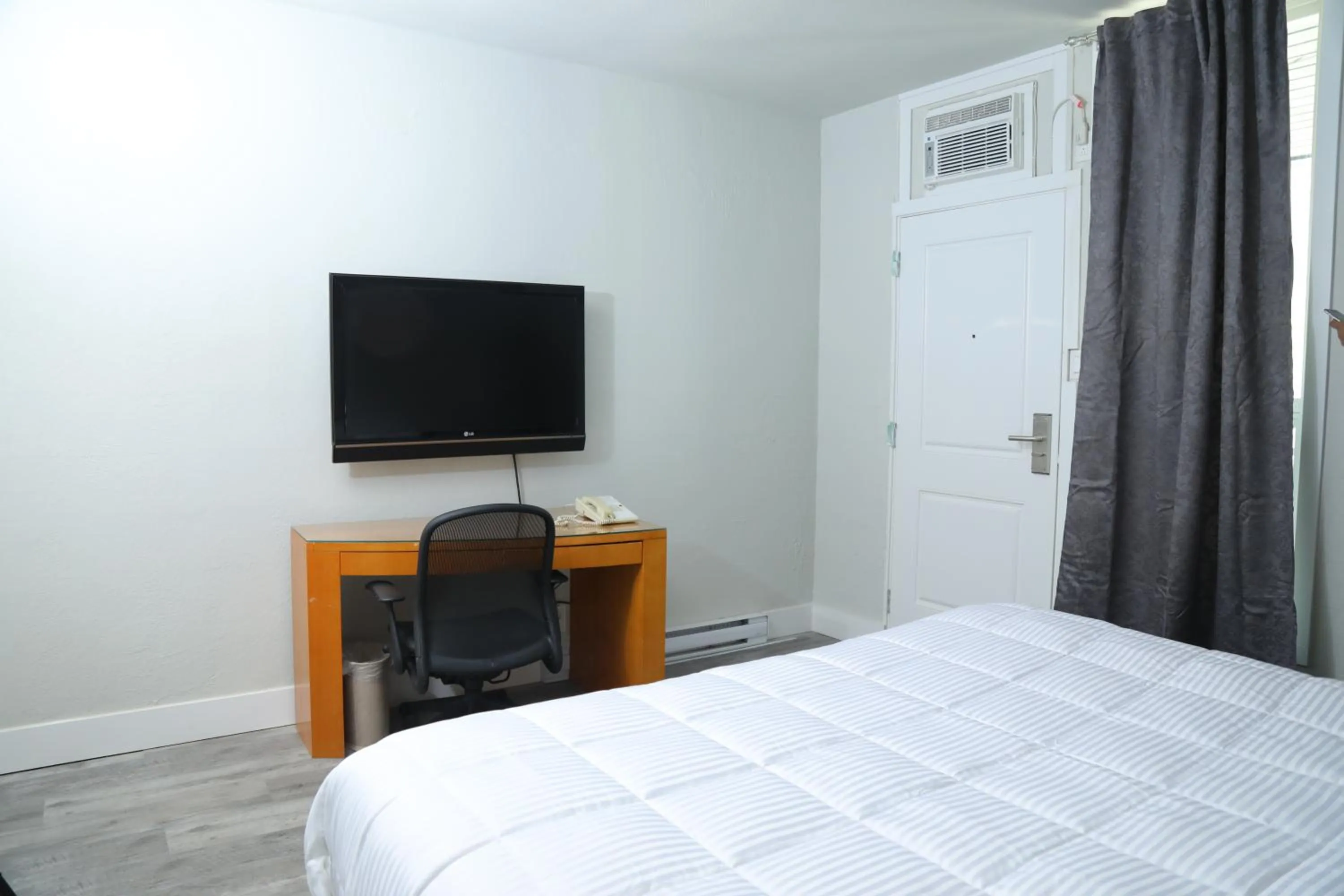 Bed, TV/Entertainment Center in Fraser Inn