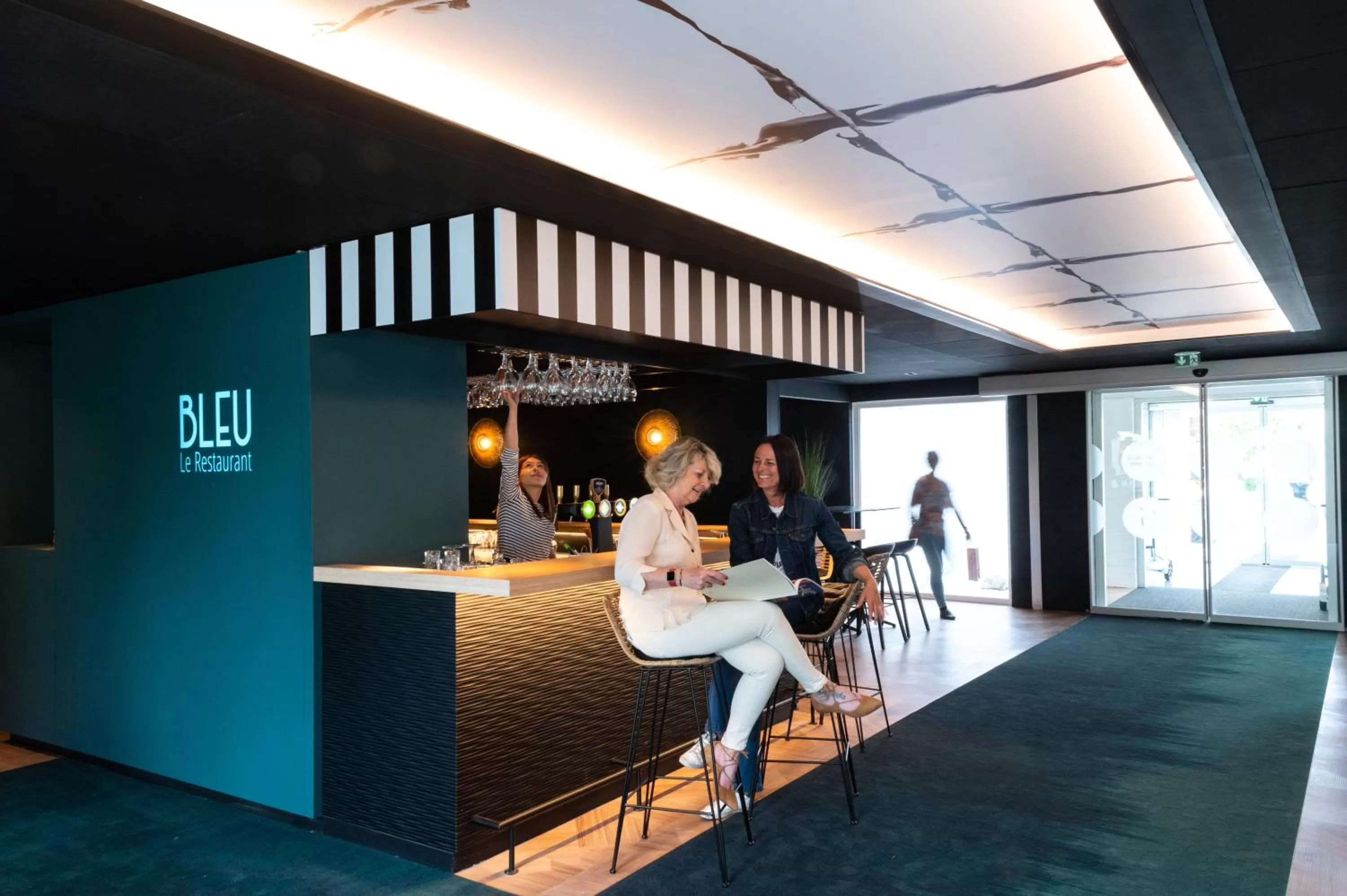 Lounge or bar in Novotel Lens Noyelles