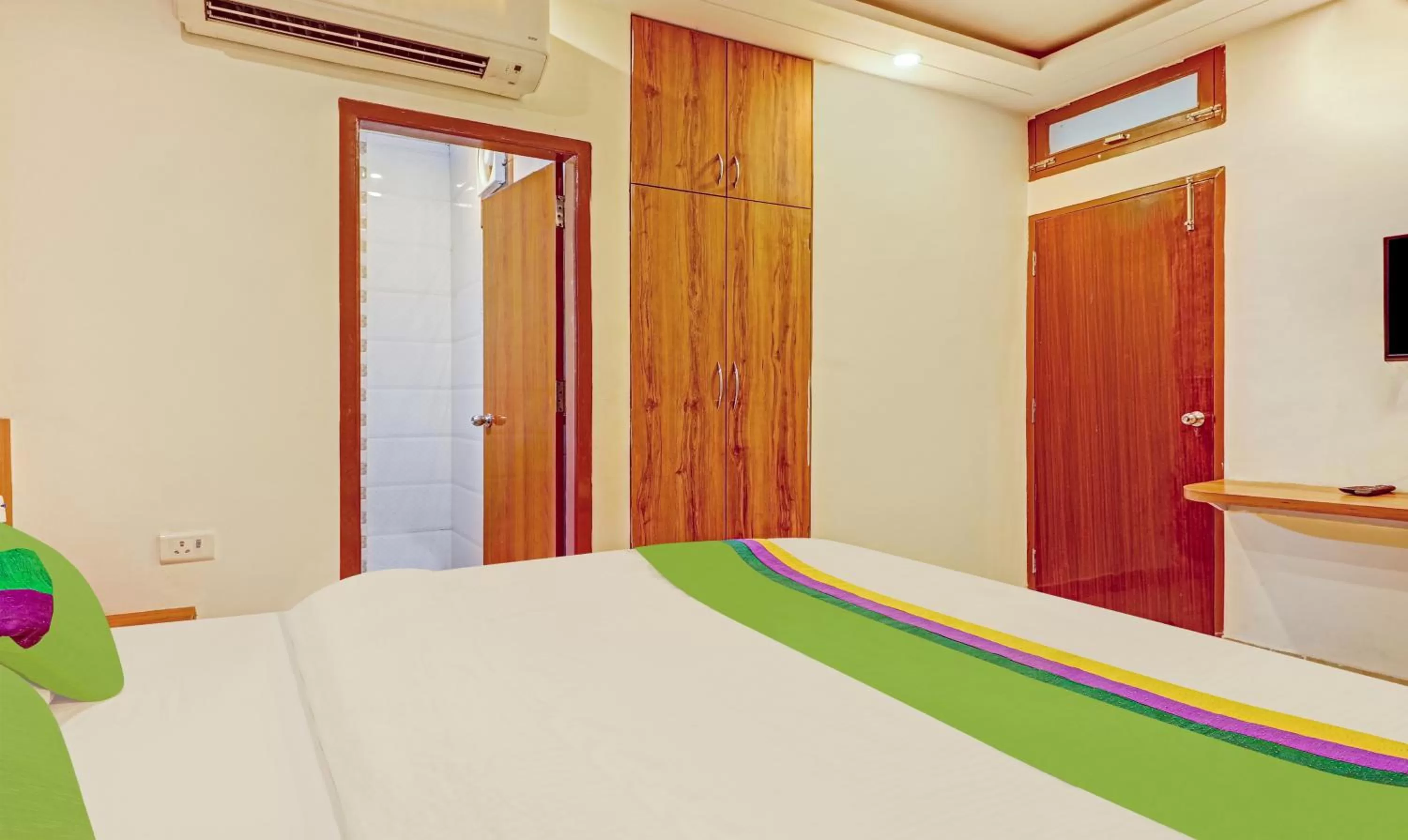 Bed in Treebo Trend Silver Stallion