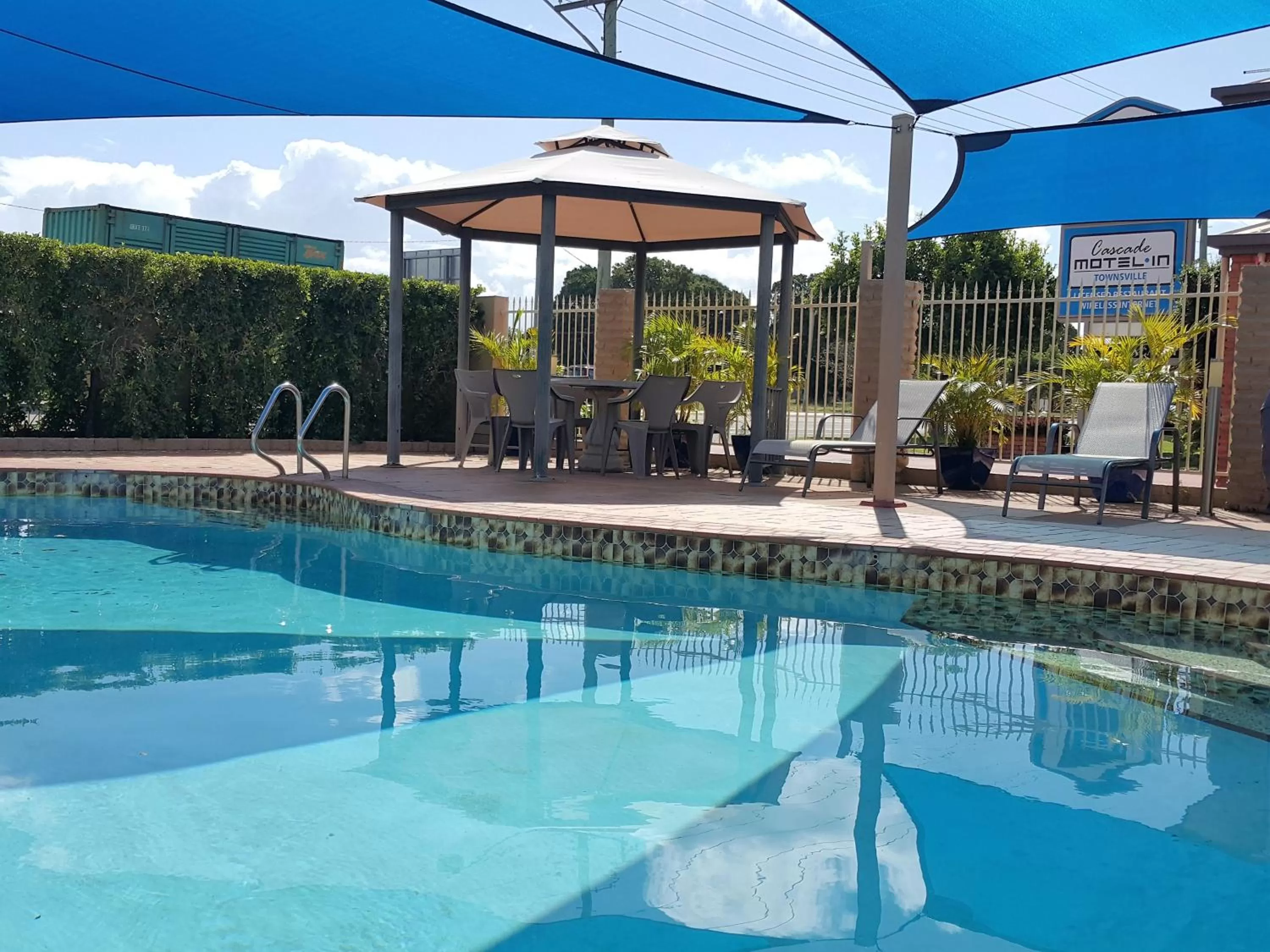 Swimming pool in Cascade Motel In Townsville