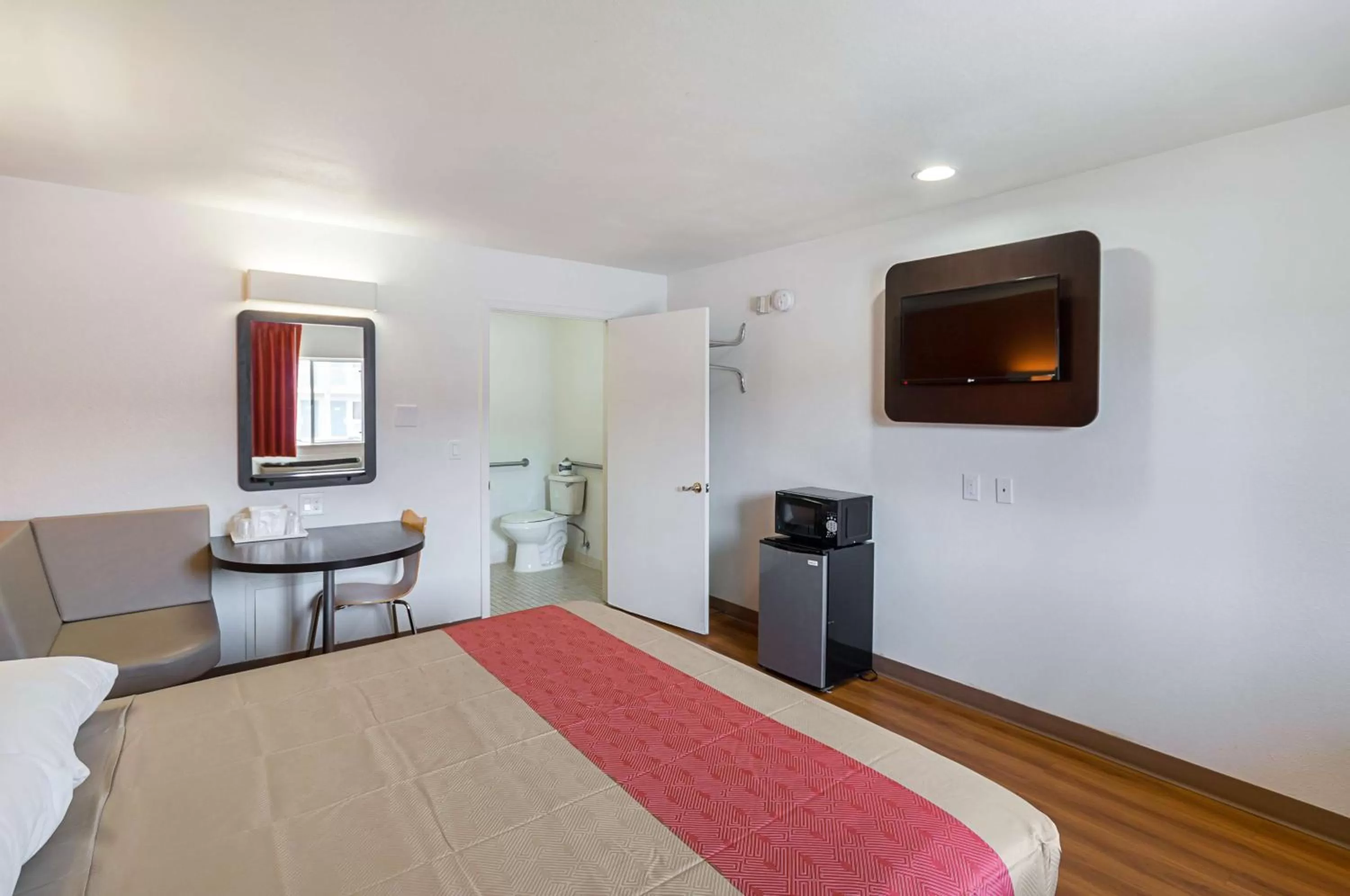 TV and multimedia, Bed in Motel 6-El Paso, TX - Airport - Fort Bliss