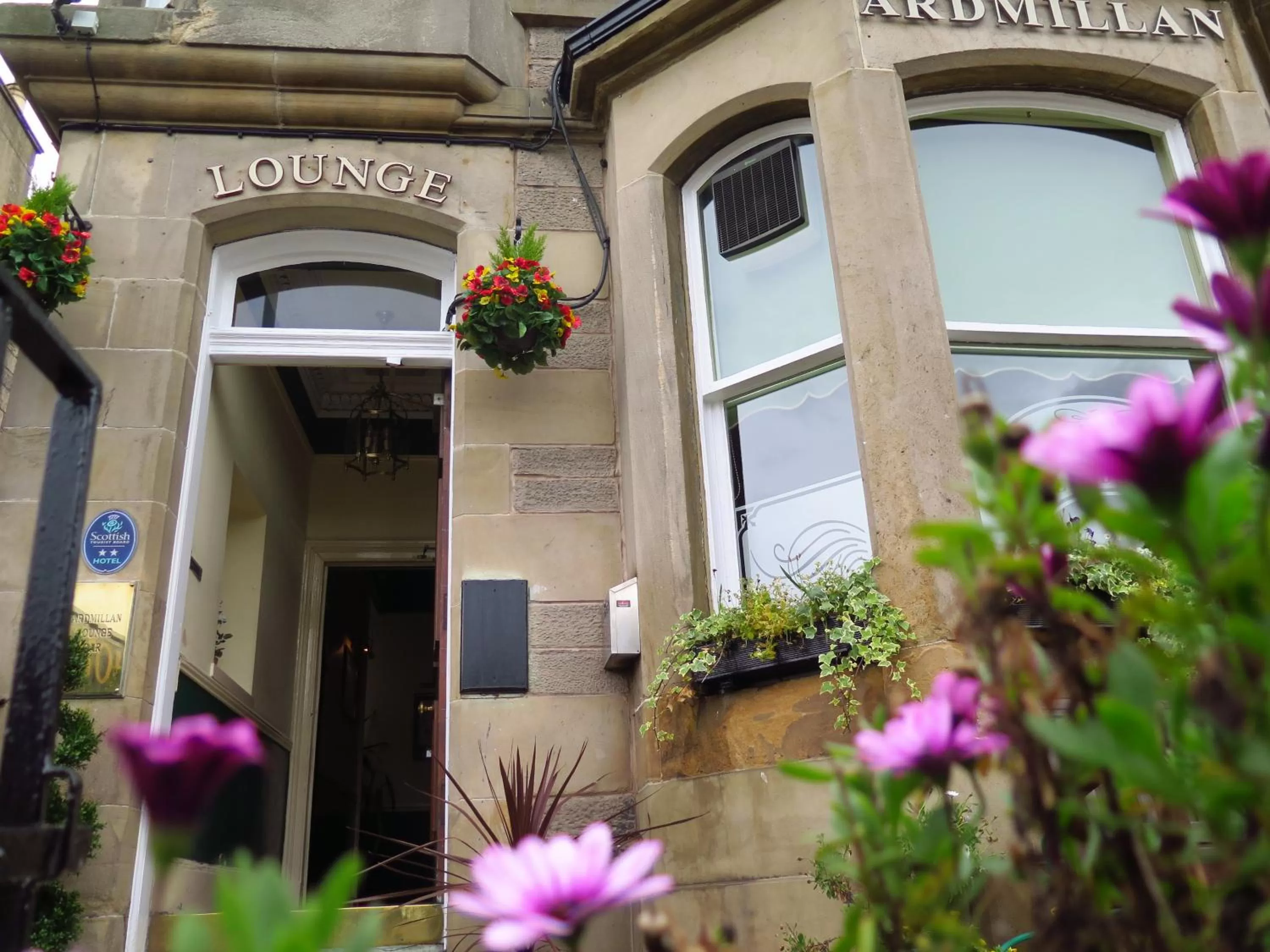 Facade/entrance in Ardmillan Hotel