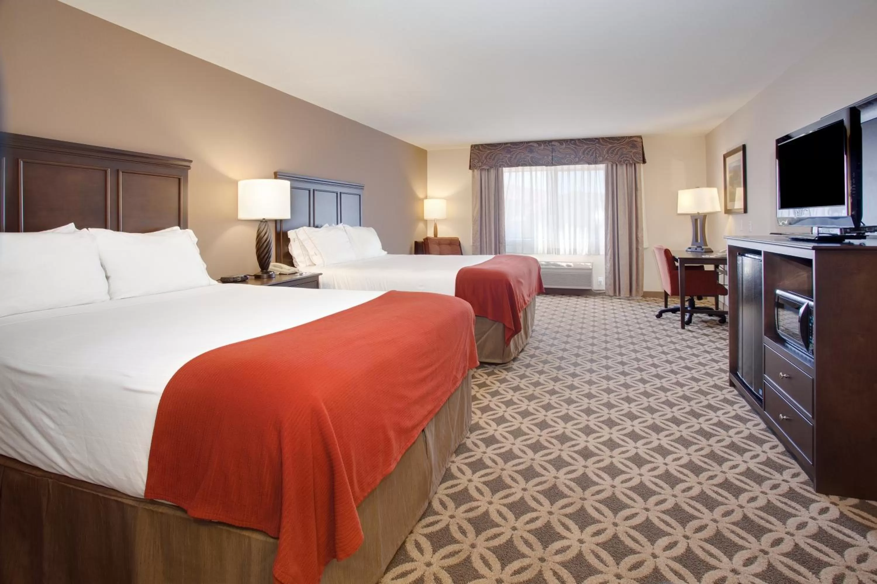 Photo of the whole room, Bed in Holiday Inn Express Show Low by IHG
