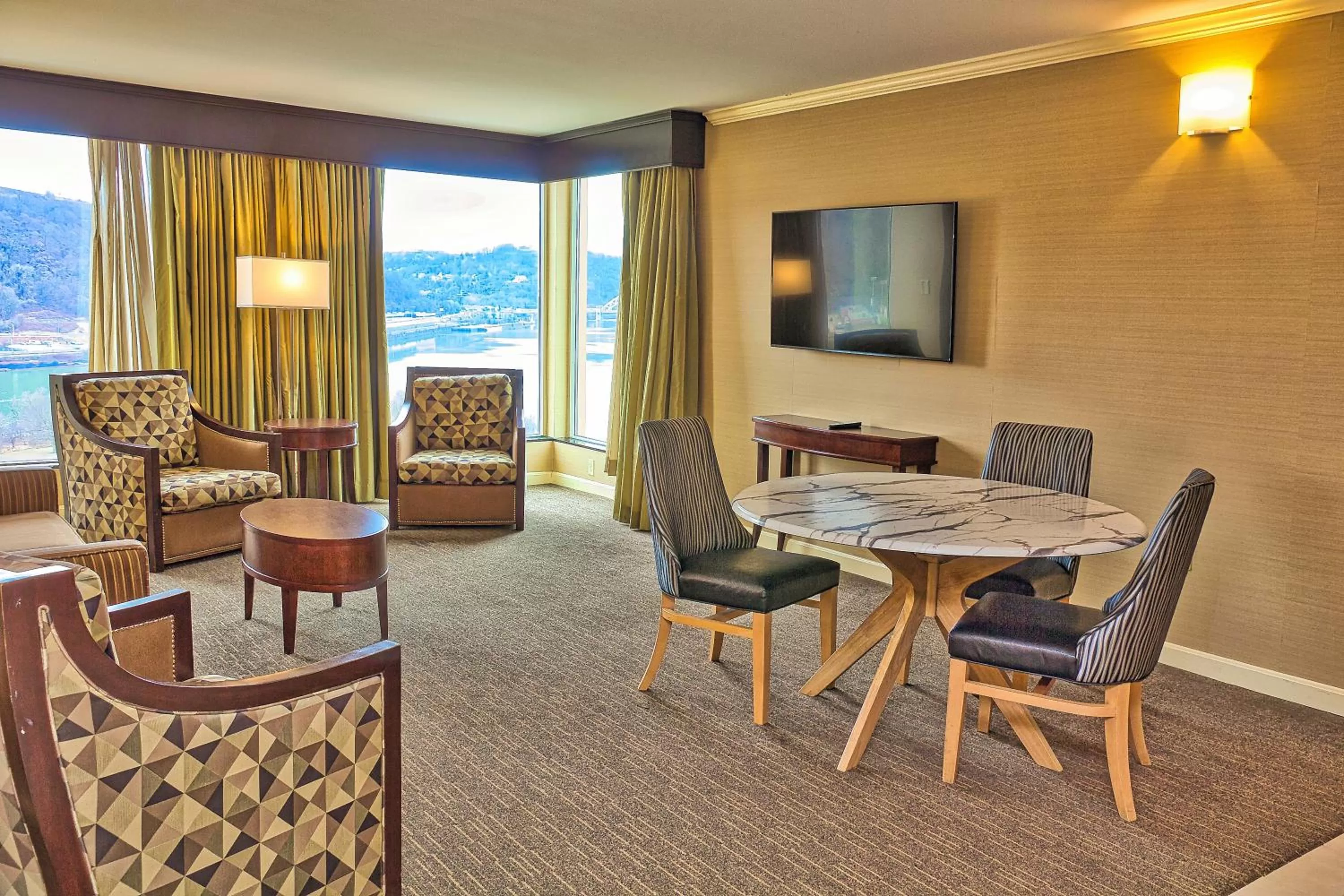 Living room in Wyndham Grand Pittsburgh