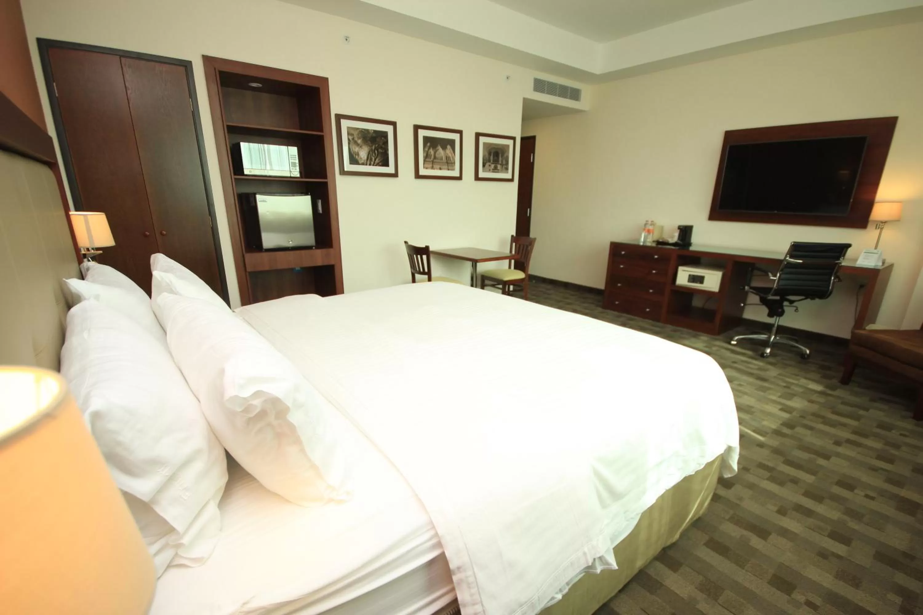 Photo of the whole room, Bed in Holiday Inn & Suites Plaza Mayor by IHG