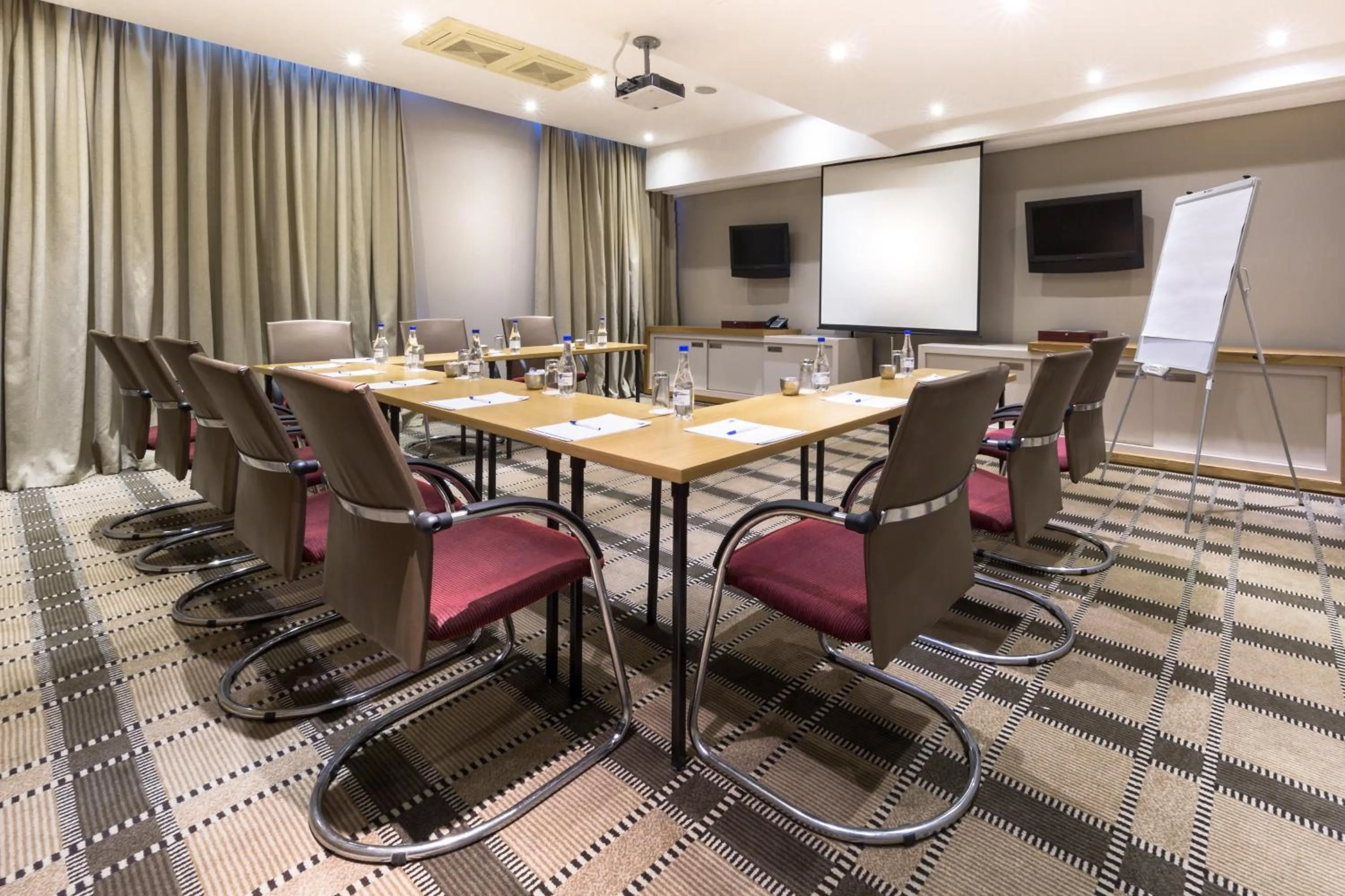 Meeting/conference room in Holiday Inn Express Sandton-Woodmead by IHG