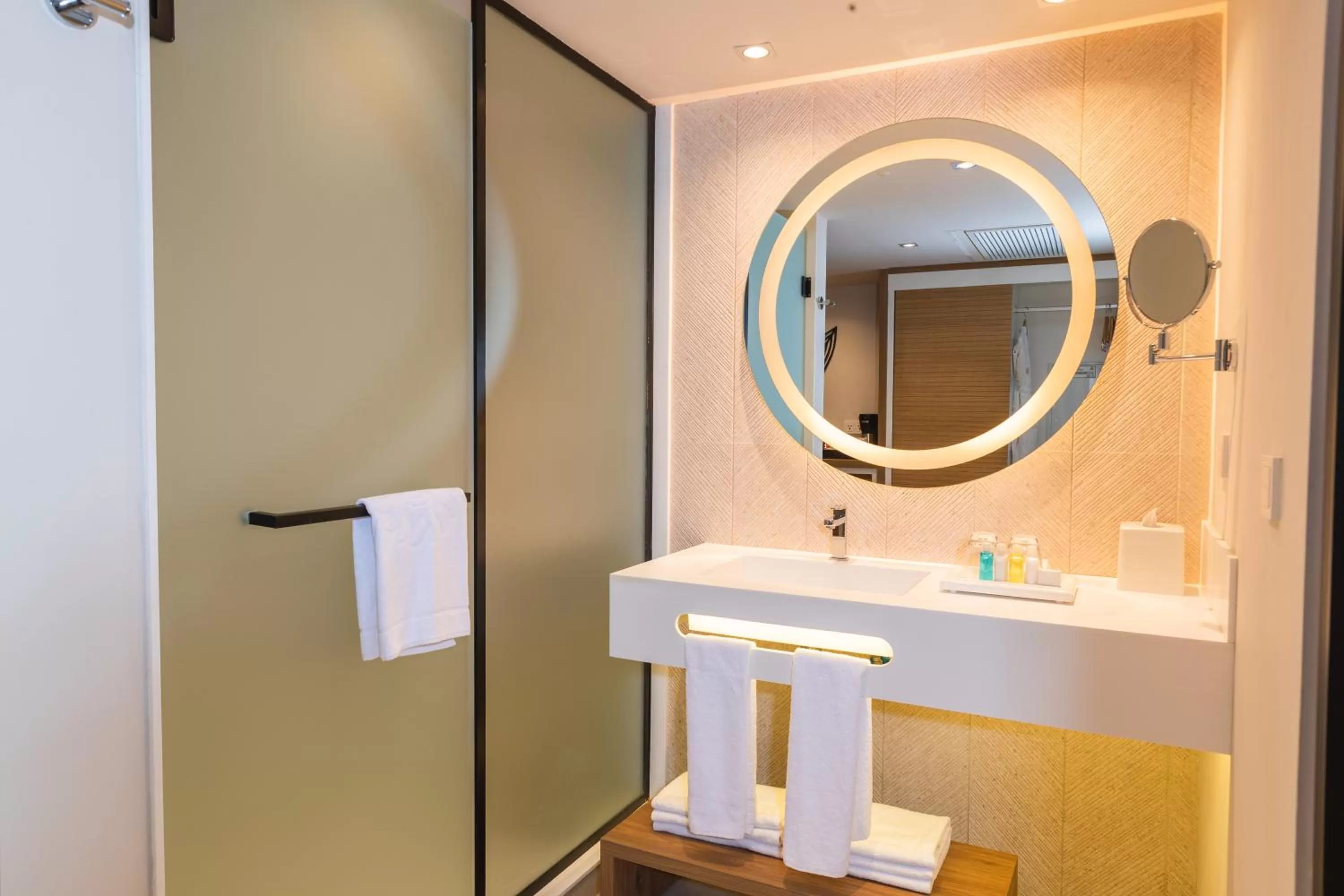 Junior Suite Deluxe Swim Up (1 Adult + 1 Child) in Bahia Principe Luxury Akumal - All Inclusive