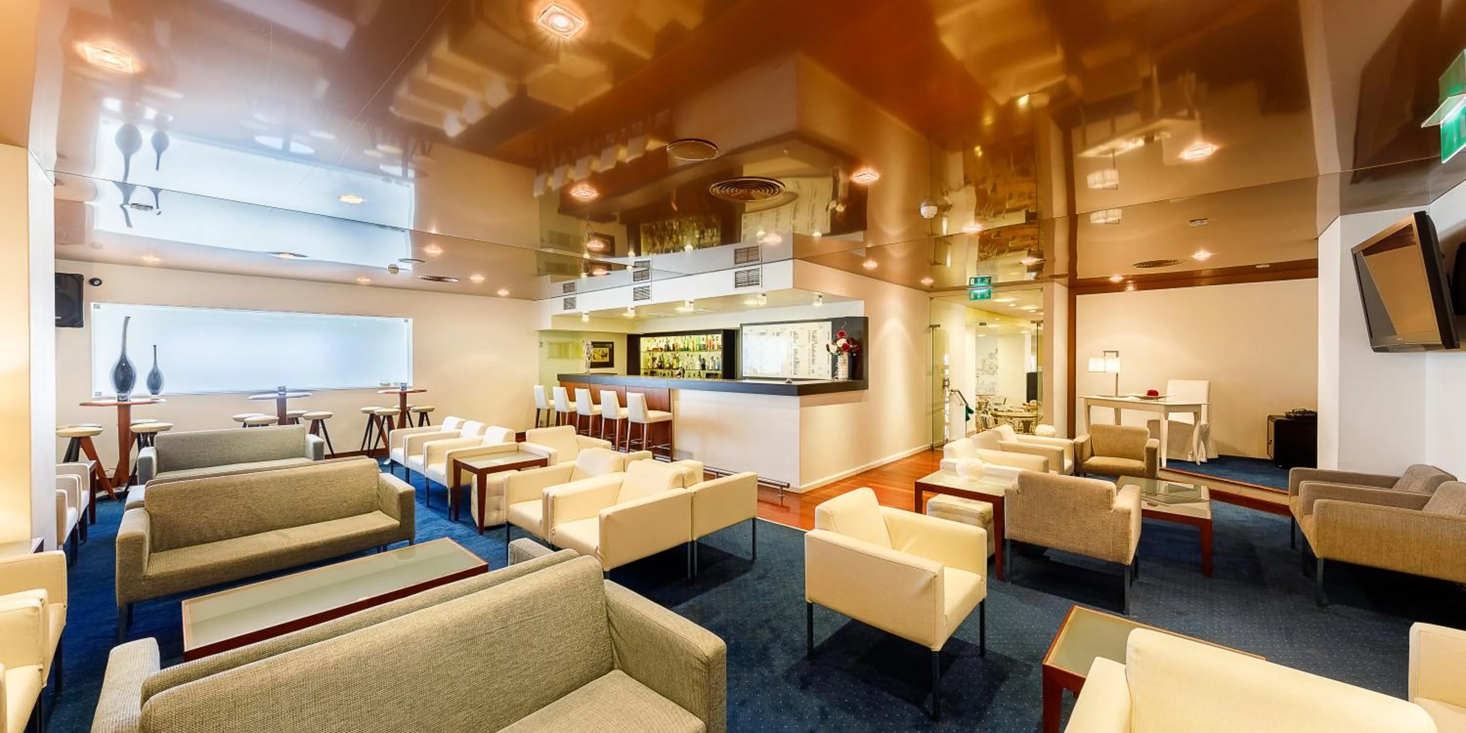 Communal lounge/ TV room in Hotel Cinquentenario & Conference Center