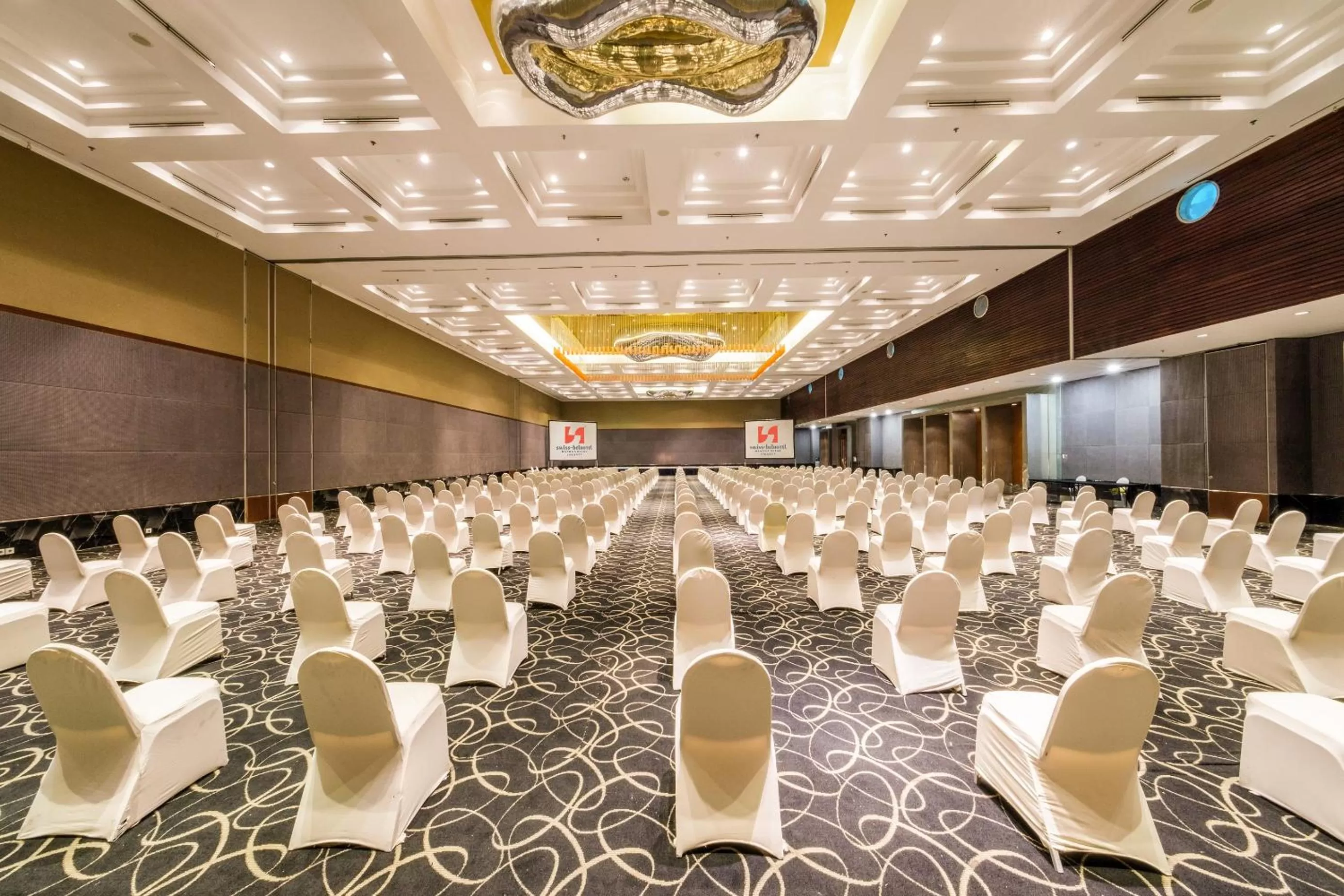 Meeting/conference room in Swiss-Belhotel Mangga Besar