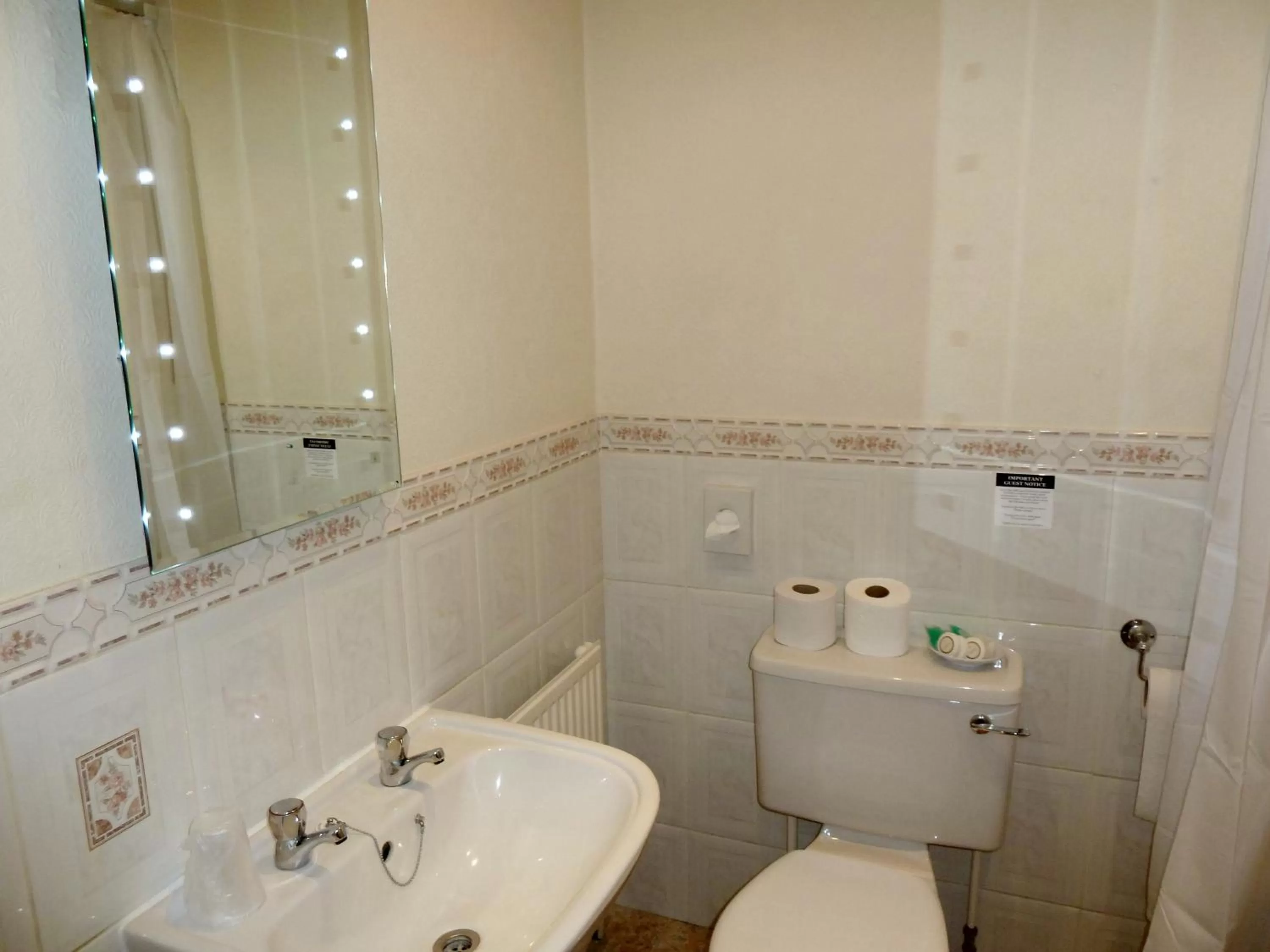 Bathroom in Blacksmiths Arms Inn